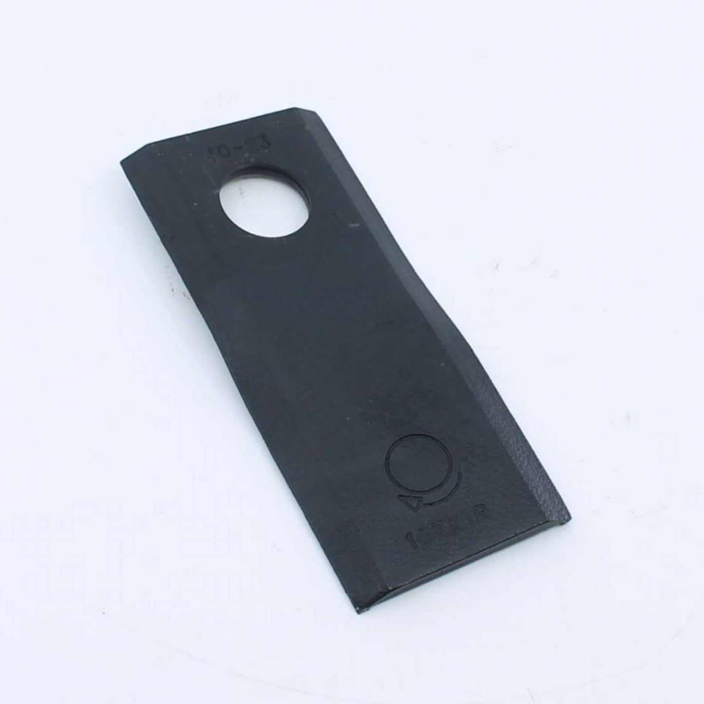 Cuchilla de corte derecha adaptable para segadora Kuhn. Giro horario, referencia 55903310 y medidas 107 x 45 mm.