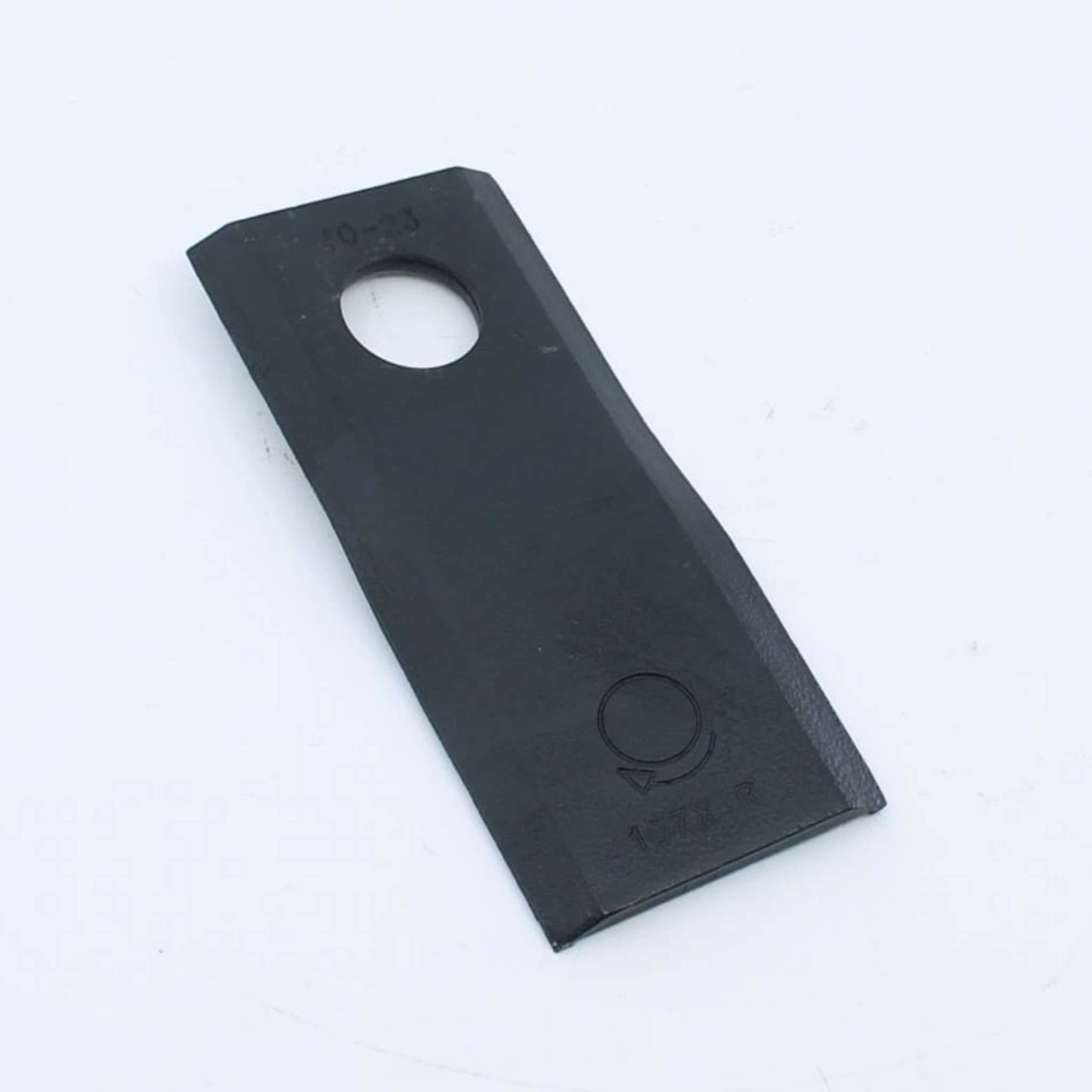Cuchilla de corte derecha adaptable para segadora Kuhn. Giro horario, referencia 55903310 y medidas 107 x 45 mm.