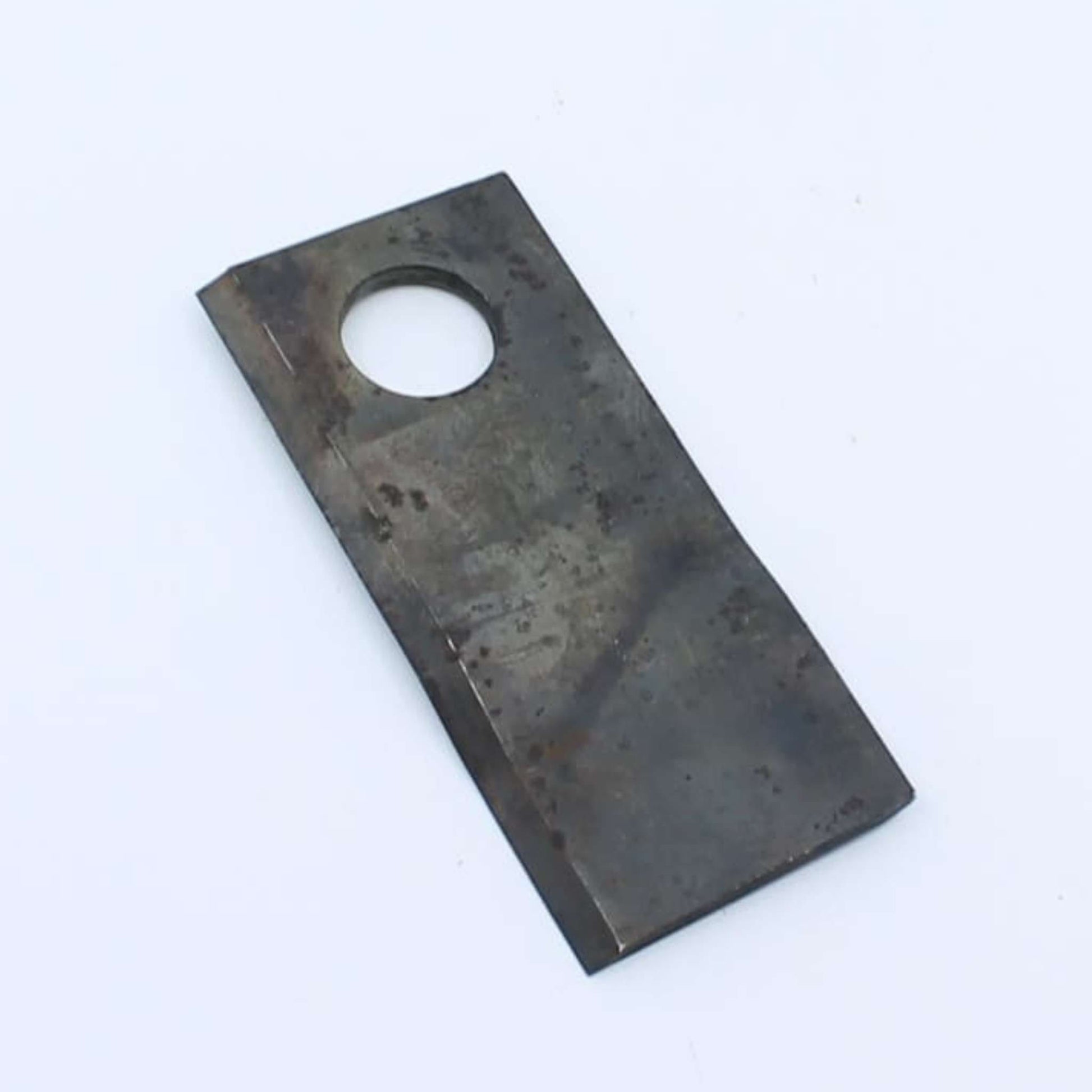 Cuchilla de corte derecha adaptable para segadora Pöttinger. Giro horario, referencia 434970 y medidas 112 x 48 mm.