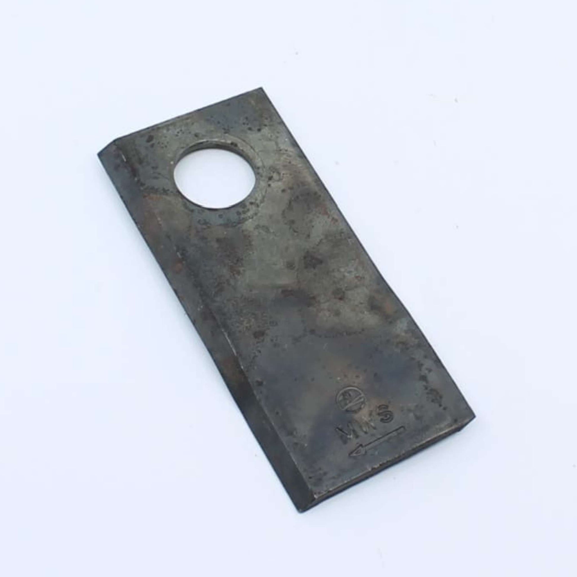 Cuchilla de corte derecha adaptable para segadora Pöttinger. Giro horario, referencia 434970 y medidas 112 x 48 mm.
