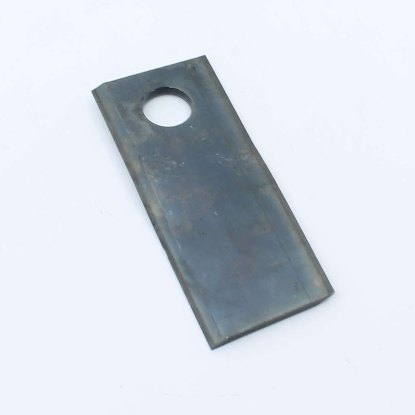 Cuchilla de corte derecha adaptable para segadora Vicon. Giro horario, referencia 58700 y medidas 120 x 48 mm.