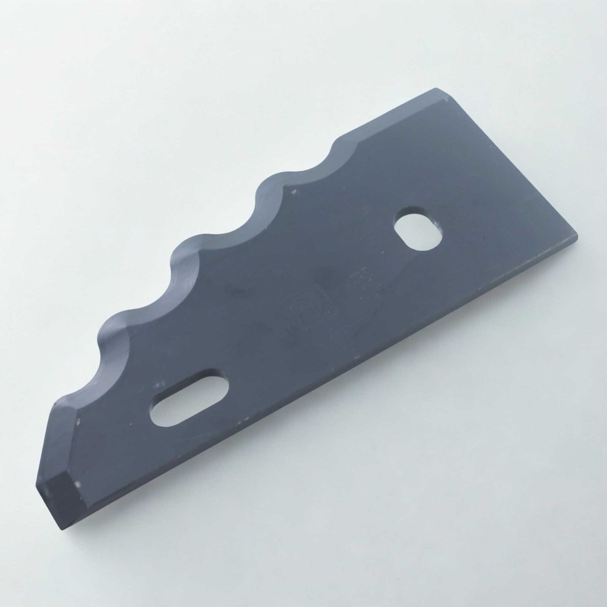 Cuchilla de repuesto derecha tipo media luna, compatible con múltiples modelos de carro mezclador (Himel, Peecon, Gilioli, Italmix). Fabricada en acero reforzado con 5 mm de grosor, 90 mm de distancia entre agujeros y 195 mm de longitud. Ideal para el corte de forraje en maquinaria agrícola.