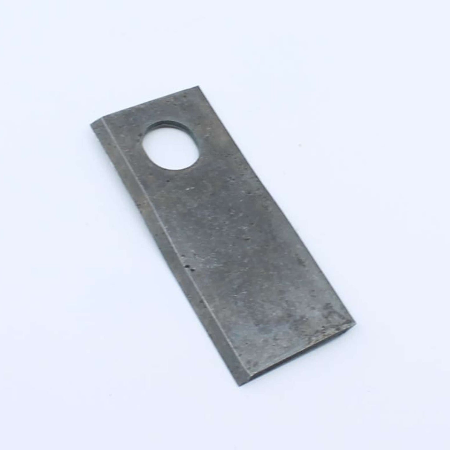 Cuchilla de corte derecha adaptable para segadora Vicon con sistema de enganche rápido. Giro horario, referencia 56110400 y medidas 120 x 48 mm.