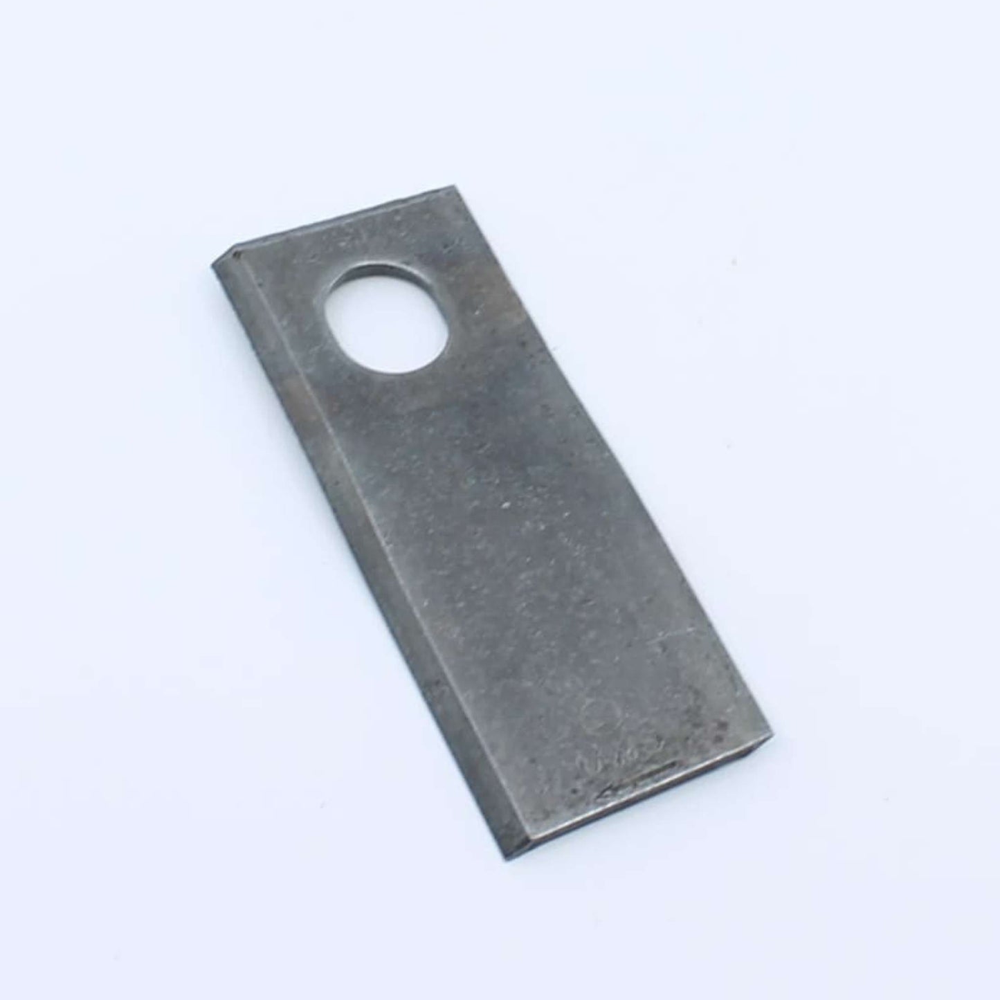Cuchilla de corte derecha adaptable para segadora Vicon con sistema de enganche rápido. Giro horario, referencia 56110400 y medidas 120 x 48 mm.