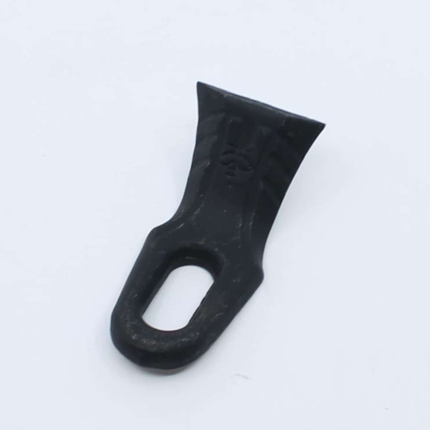Cuchilla desbrozadora reforzada de 100 x 45 x 8 mm. Detalle técnico de cuchilla de acero forjado con agujero coliso de 15,5 x 38 mm.