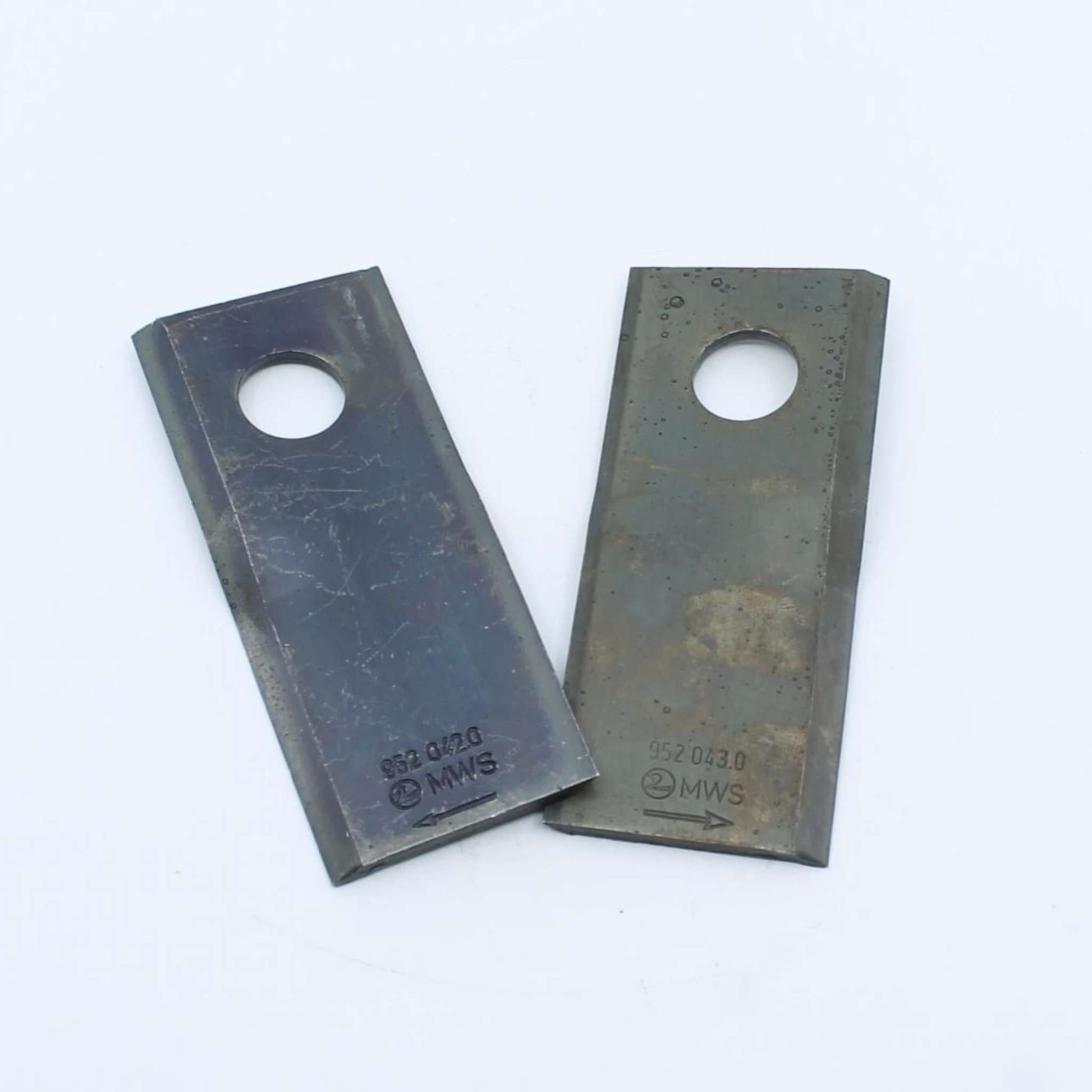 Cuchilla de corte izquierda adaptable para segadora Claas. Giro antihorario, referencia 9520430 y medidas 115 x 48 mm.