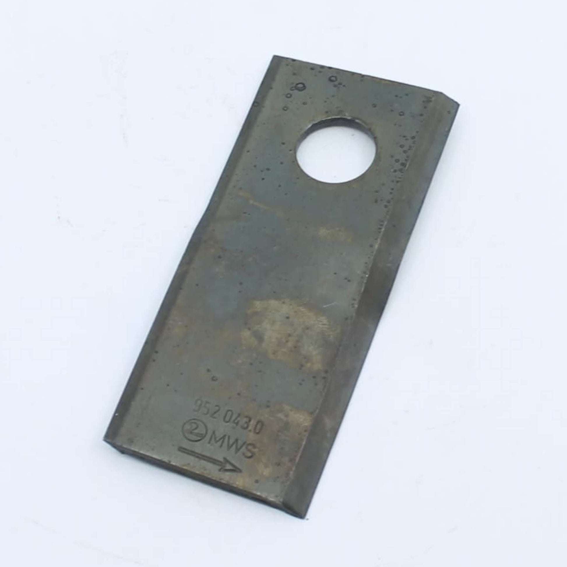Cuchilla de corte izquierda adaptable para segadora Claas. Giro antihorario, referencia 9520430 y medidas 115 x 48 mm.