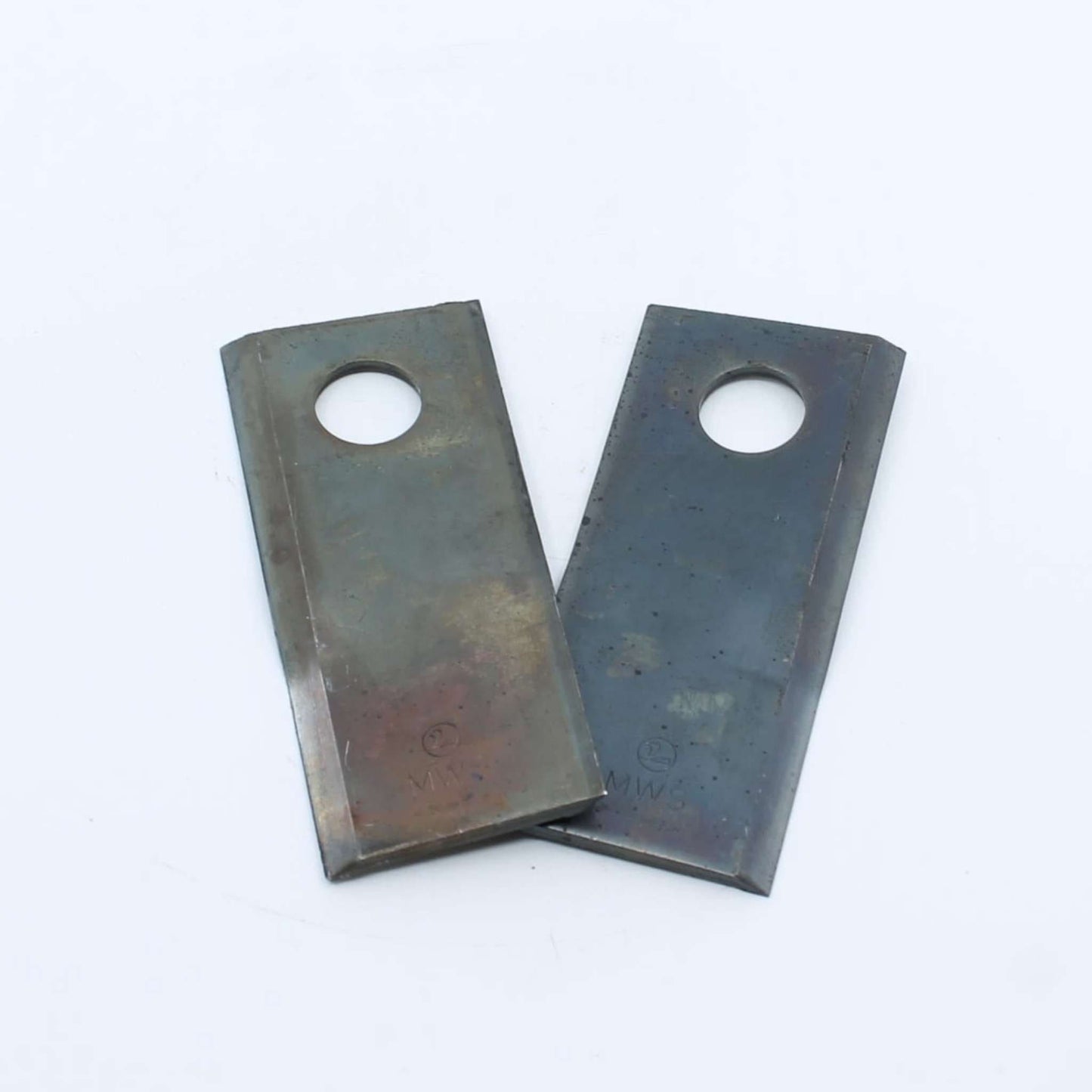 Cuchilla de corte izquierda adaptable para segadora Fella. Giro antihorario, referencias 123706 y 134309 con medidas 112 x 48 mm.