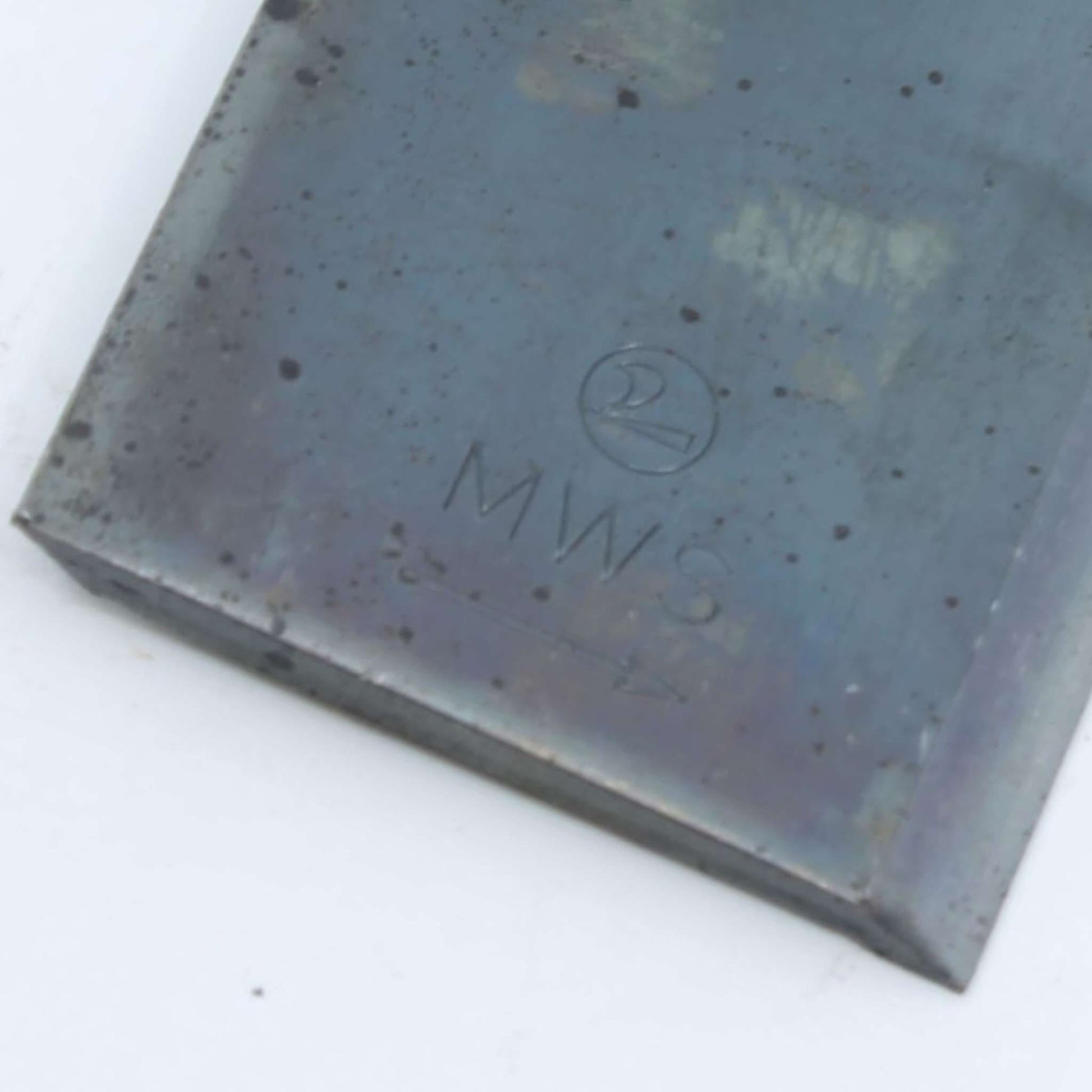 Cuchilla de corte izquierda adaptable para segadora Fella. Giro antihorario, referencias 123706 y 134309 con medidas 112 x 48 mm.