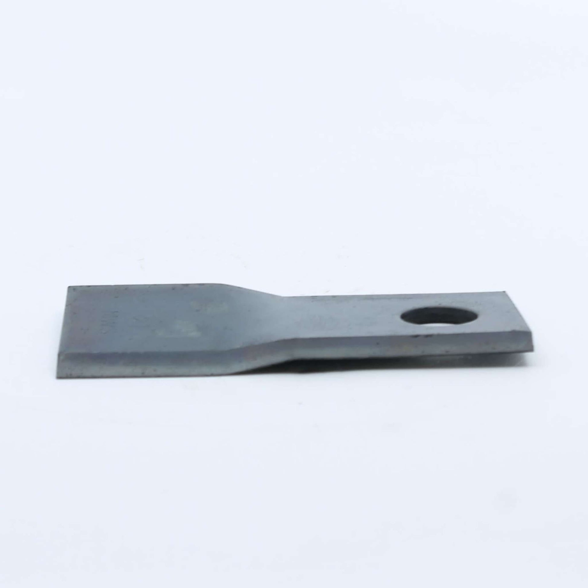 Cuchilla de corte izquierda adaptable para segadora Fella. Giro antihorario, referencias 123706 y 134309 con medidas 112 x 48 mm.