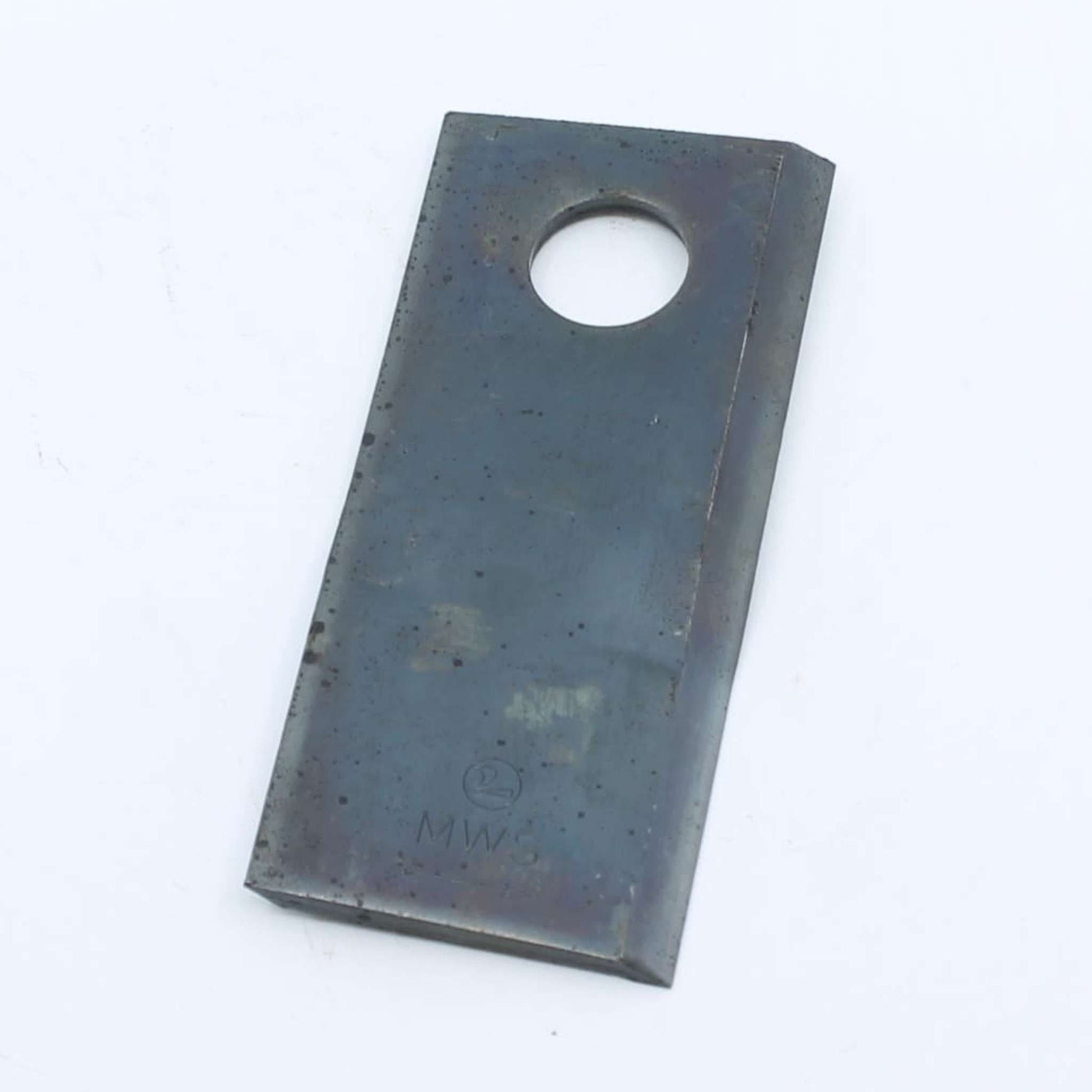Cuchilla de corte izquierda adaptable para segadora Fella. Giro antihorario, referencias 123706 y 134309 con medidas 112 x 48 mm.