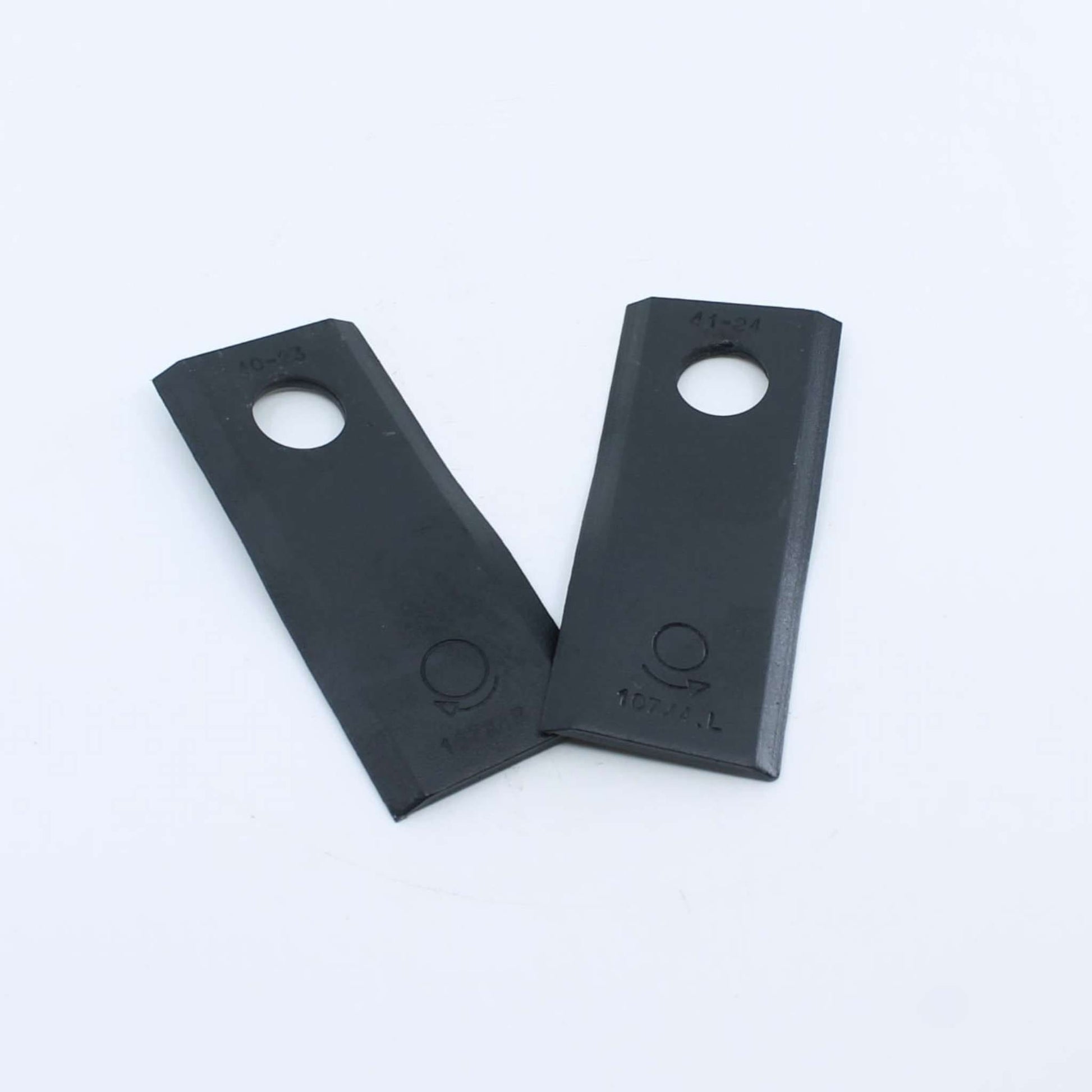 Cuchilla de corte izquierda adaptable para segadora Kuhn. Giro antihorario, referencia 55903210 y medidas 107 x 45 mm.