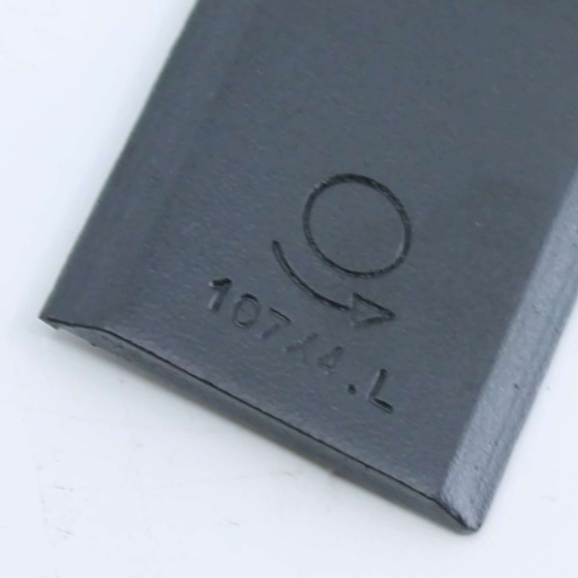 Cuchilla de corte izquierda adaptable para segadora Kuhn. Giro antihorario, referencia 55903210 y medidas 107 x 45 mm.