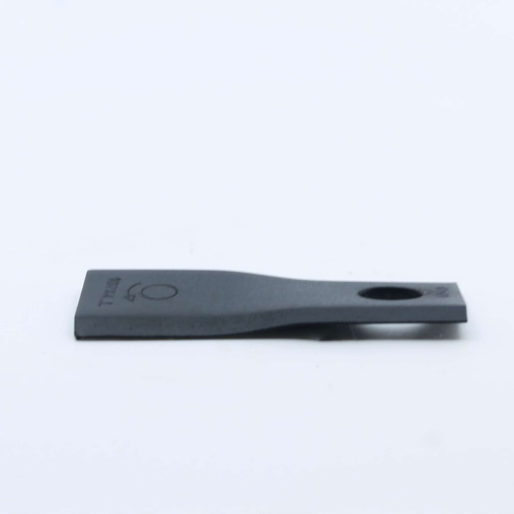 Cuchilla de corte izquierda adaptable para segadora Kuhn. Giro antihorario, referencia 55903210 y medidas 107 x 45 mm.
