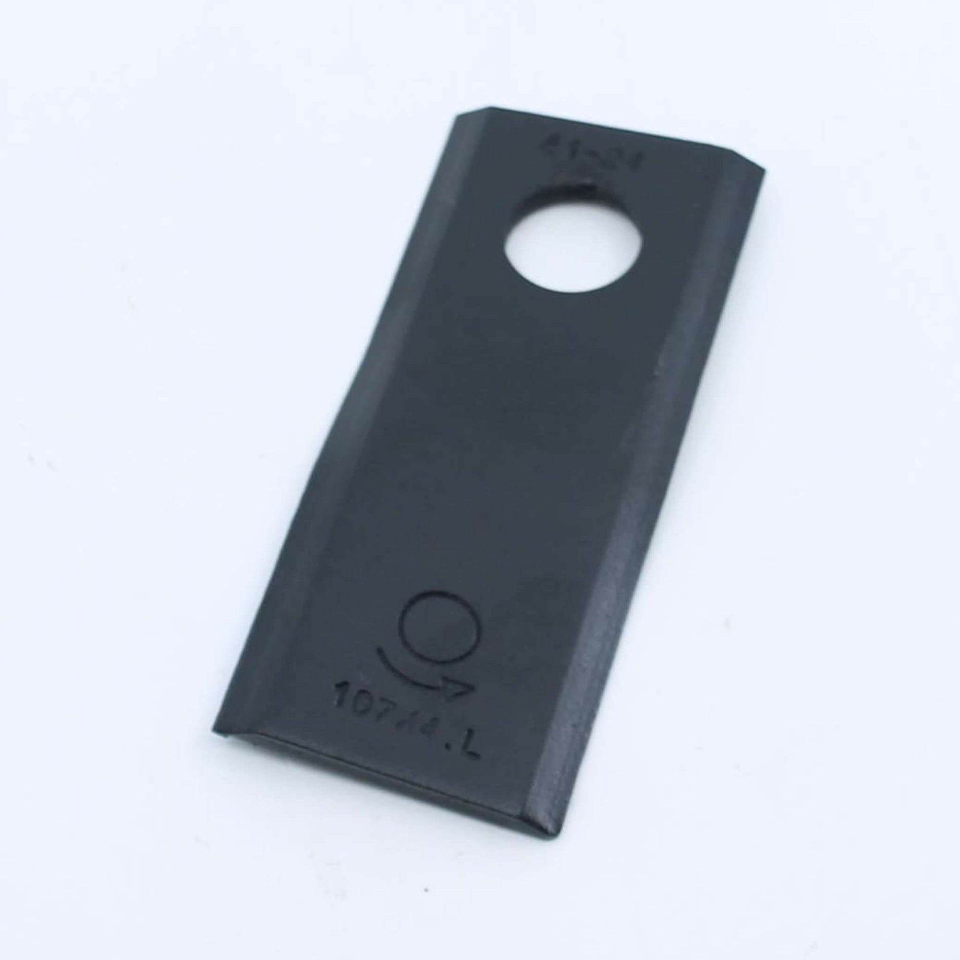 Cuchilla de corte izquierda adaptable para segadora Kuhn. Giro antihorario, referencia 55903210 y medidas 107 x 45 mm.