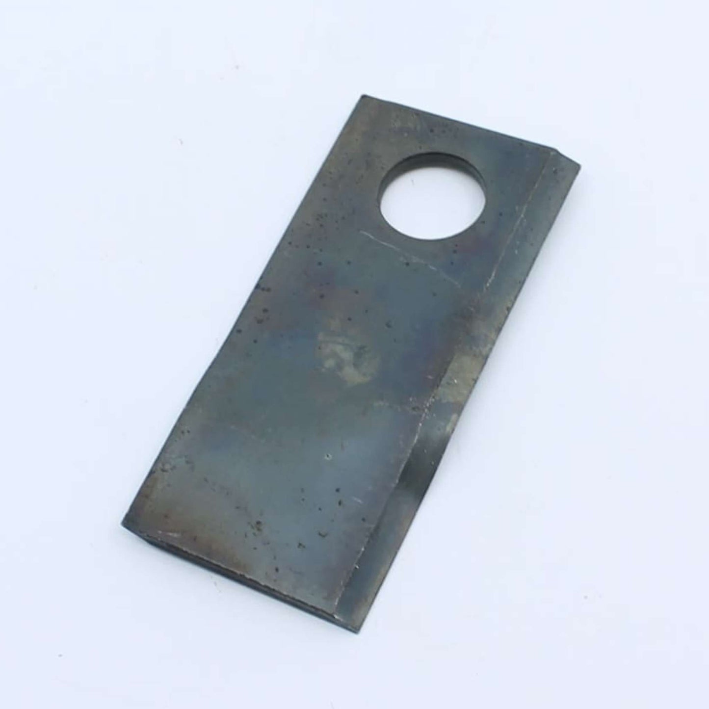 Cuchilla de corte izquierda adaptable para segadora Pöttinger. Giro antihorario, referencia 434969 y medidas 112 x 48 mm.