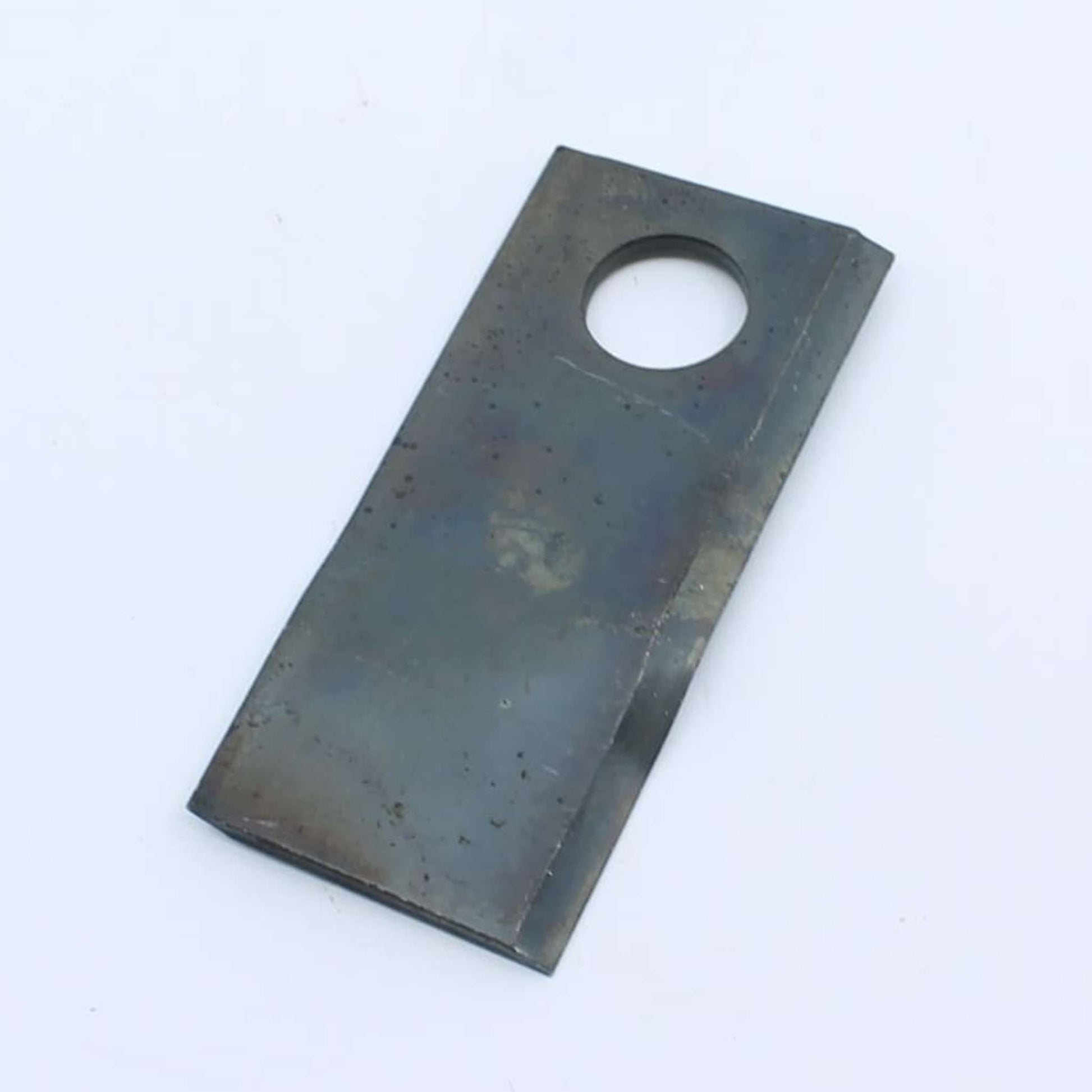 Cuchilla de corte izquierda adaptable para segadora Pöttinger. Giro antihorario, referencia 434969 y medidas 112 x 48 mm.