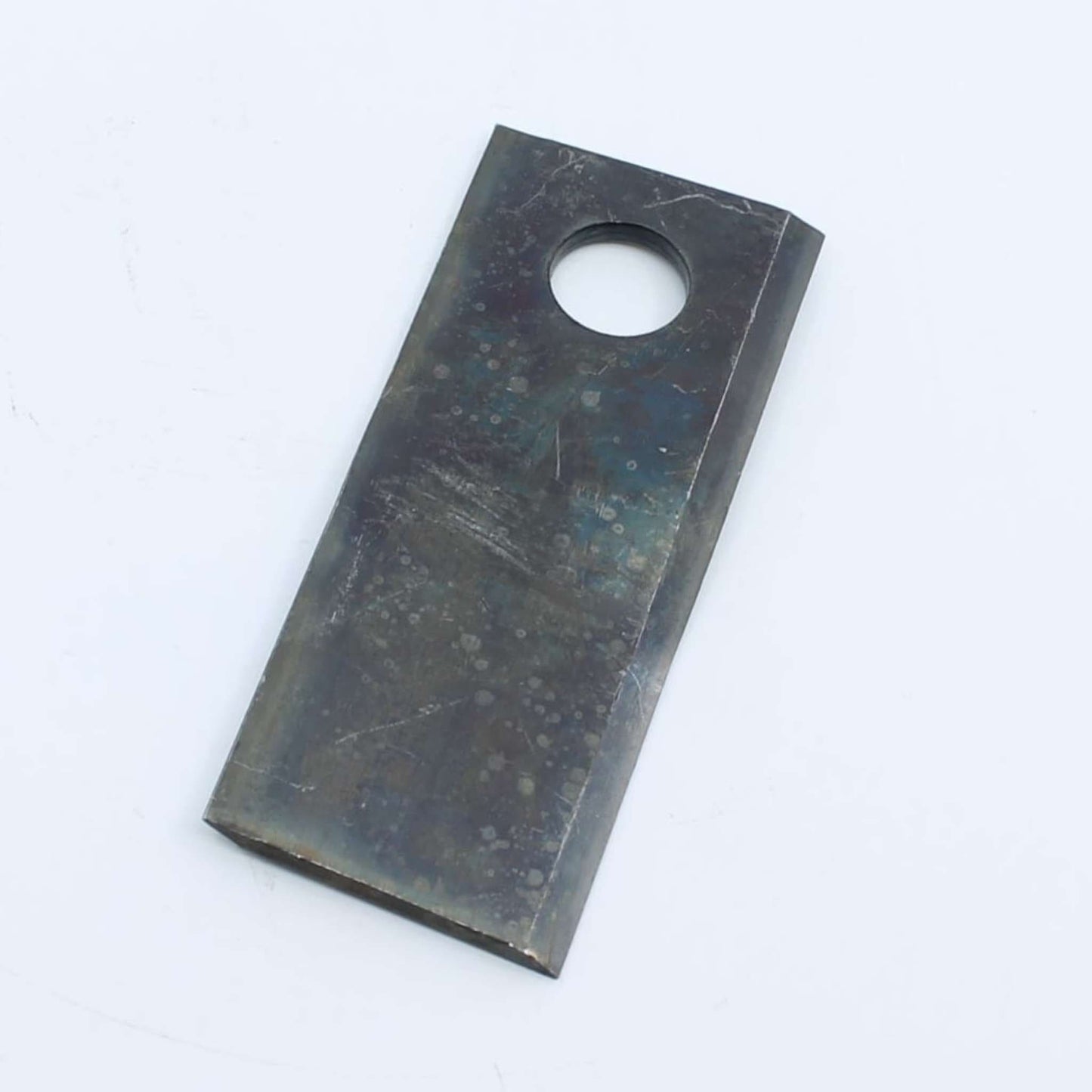 Cuchilla de corte izquierda adaptable para segadora Vicon. Giro antihorario, referencia 58699 y medidas 120 x 48 mm.