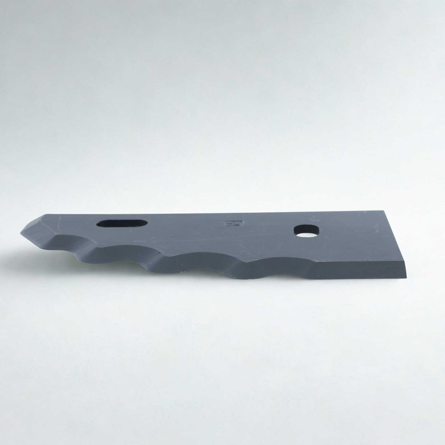 Cuchilla de repuesto izquierda tipo media luna, compatible con múltiples modelos de carro mezclador (Himel, Peecon, Gilioli, Italmix). Fabricada en acero reforzado con 5 mm de grosor, 90 mm de distancia entre agujeros y 195 mm de longitud. Ideal para el corte de forraje en maquinaria agrícola.