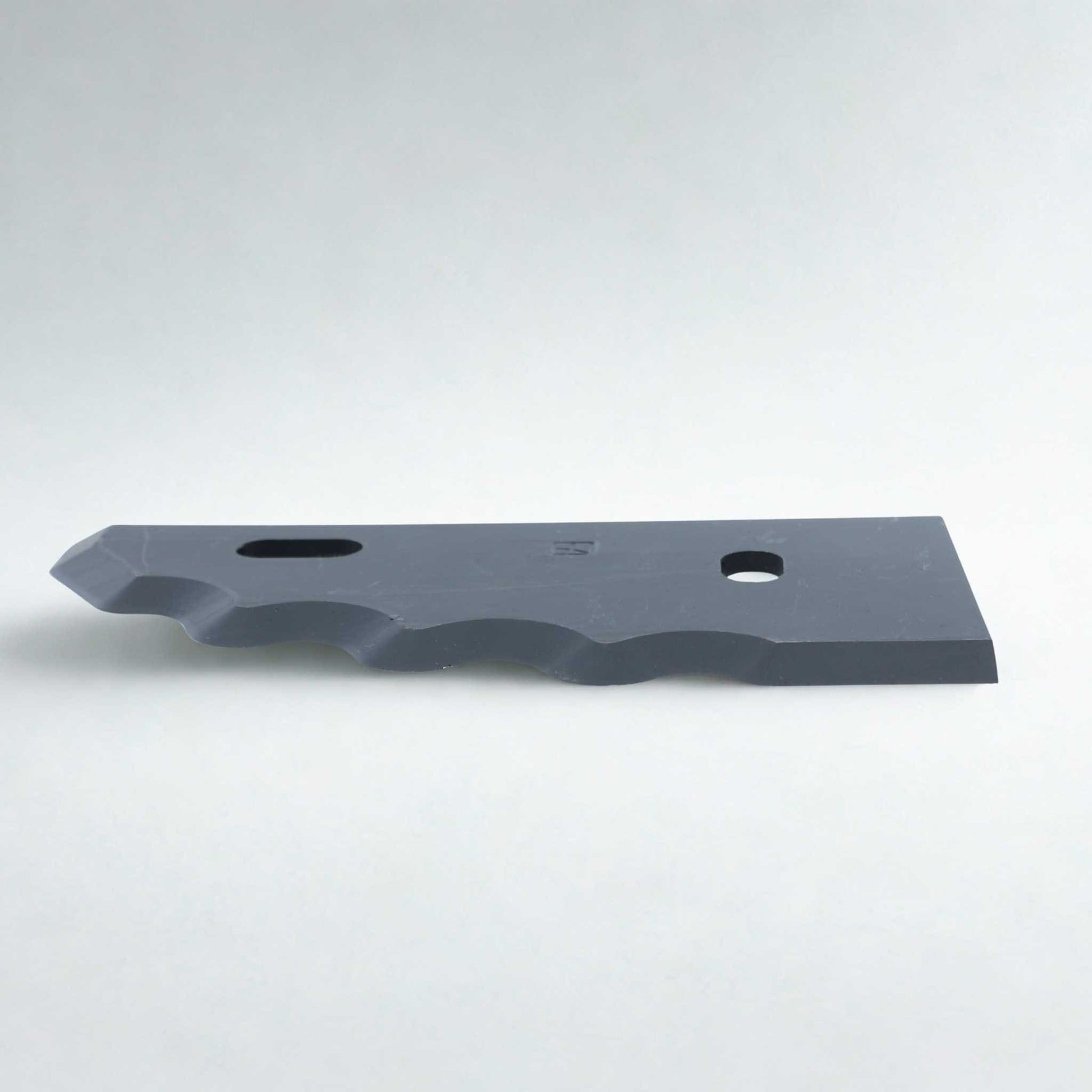 Cuchilla de repuesto izquierda tipo media luna, compatible con múltiples modelos de carro mezclador (Himel, Peecon, Gilioli, Italmix). Fabricada en acero reforzado con 5 mm de grosor, 90 mm de distancia entre agujeros y 195 mm de longitud. Ideal para el corte de forraje en maquinaria agrícola.
