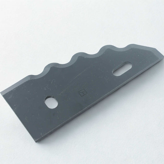 Cuchilla de repuesto izquierda tipo media luna, compatible con múltiples modelos de carro mezclador (Himel, Peecon, Gilioli, Italmix). Fabricada en acero reforzado con 5 mm de grosor, 90 mm de distancia entre agujeros y 195 mm de longitud. Ideal para el corte de forraje en maquinaria agrícola.