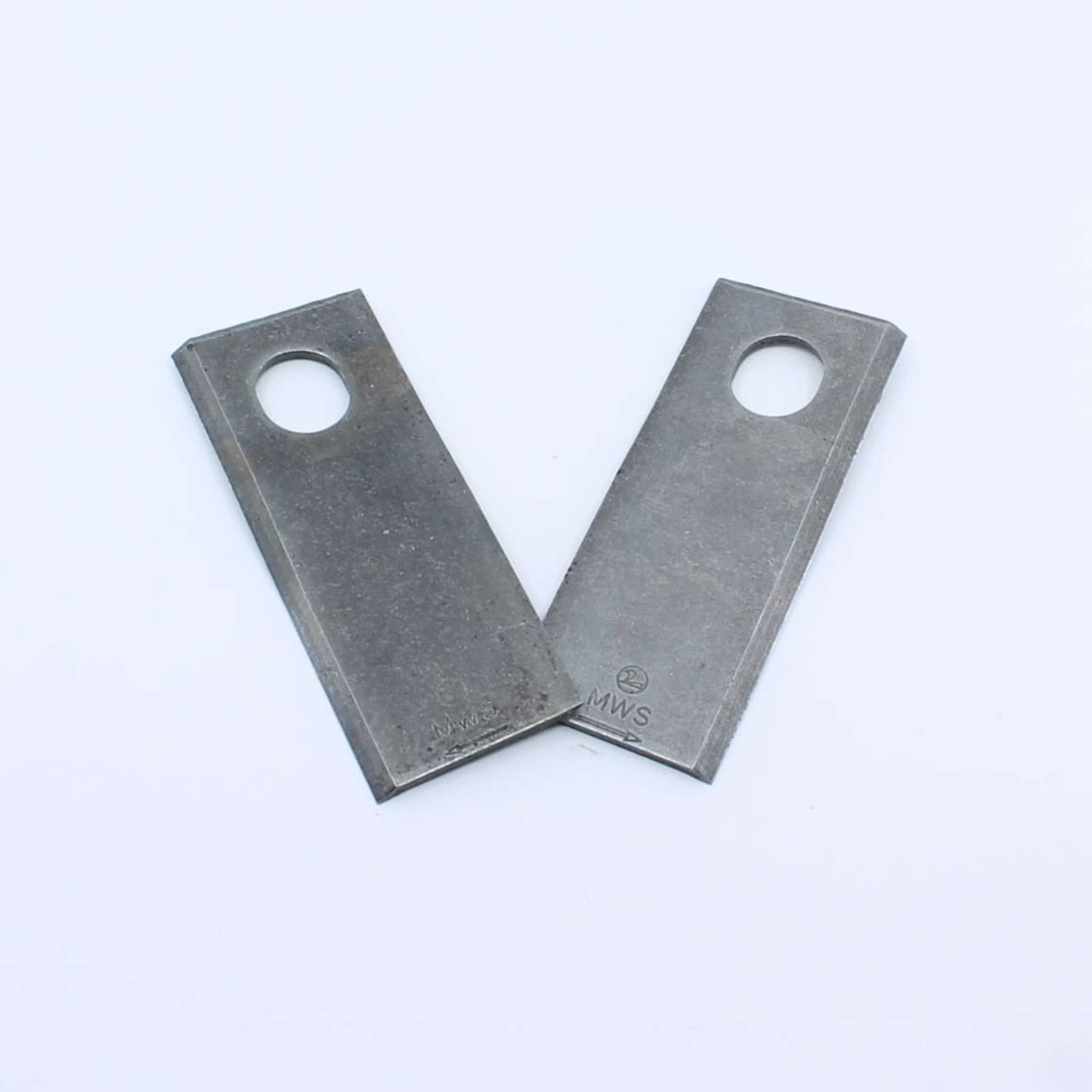 Cuchilla de corte izquierda adaptable para segadora Vicon con sistema de enganche rápido. Giro antihorario, referencia 56110900 y medidas 120 x 48 mm.