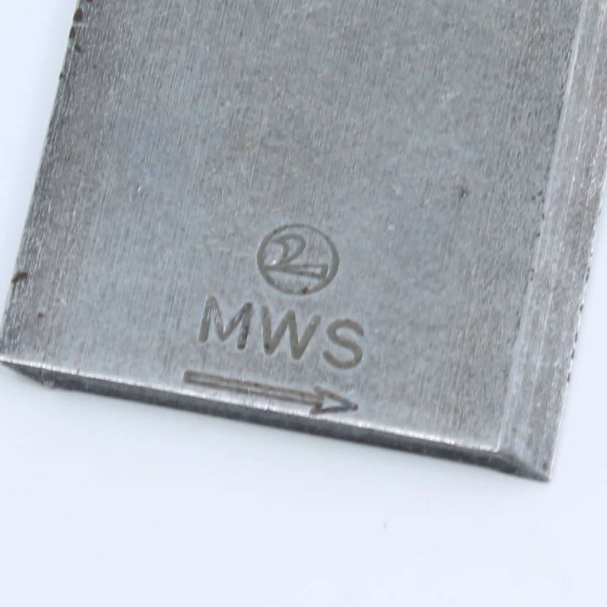 Cuchilla de corte izquierda adaptable para segadora Vicon con sistema de enganche rápido. Giro antihorario, referencia 56110900 y medidas 120 x 48 mm.