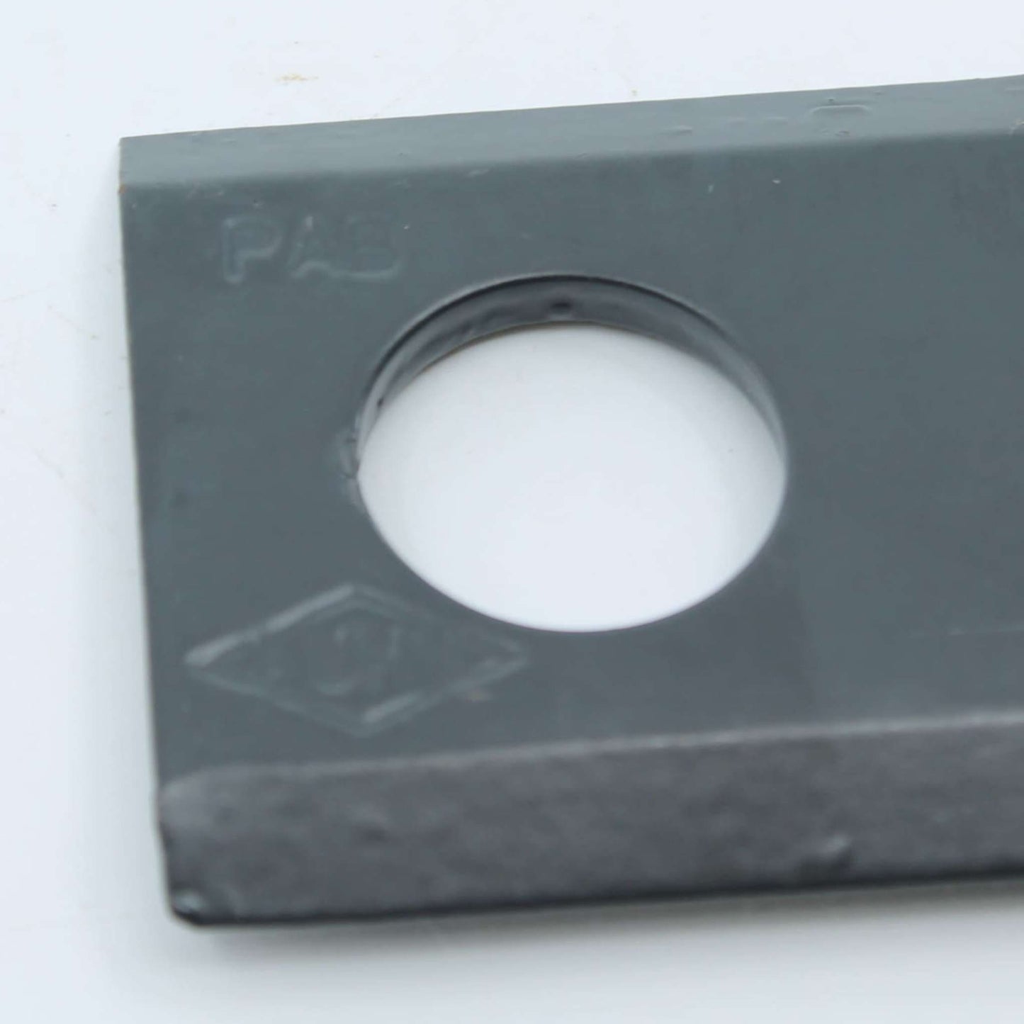 Cuchilla de corte original Kuhn derecha con troquelado de marca. Giro horario, referencia K6801420 para segadoras GMD y FC.