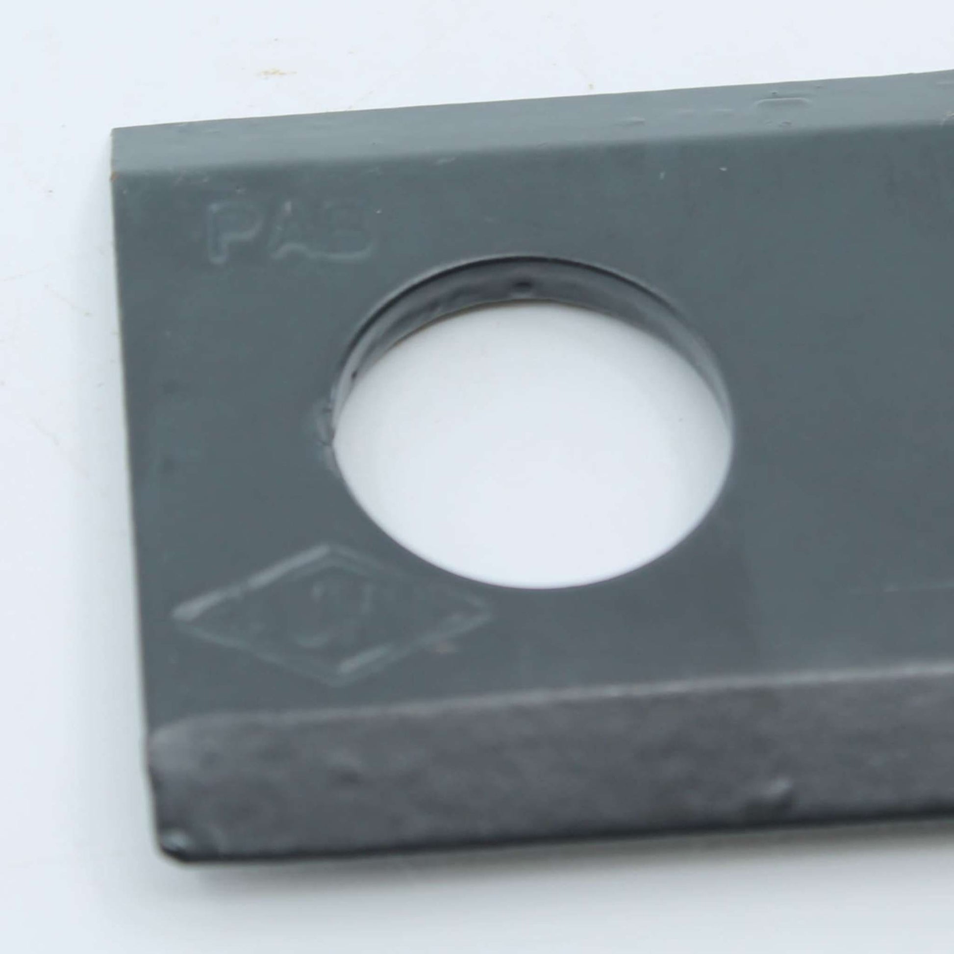 Cuchilla de corte original Kuhn derecha con troquelado de marca. Giro horario, referencia K6801420 para segadoras GMD y FC.