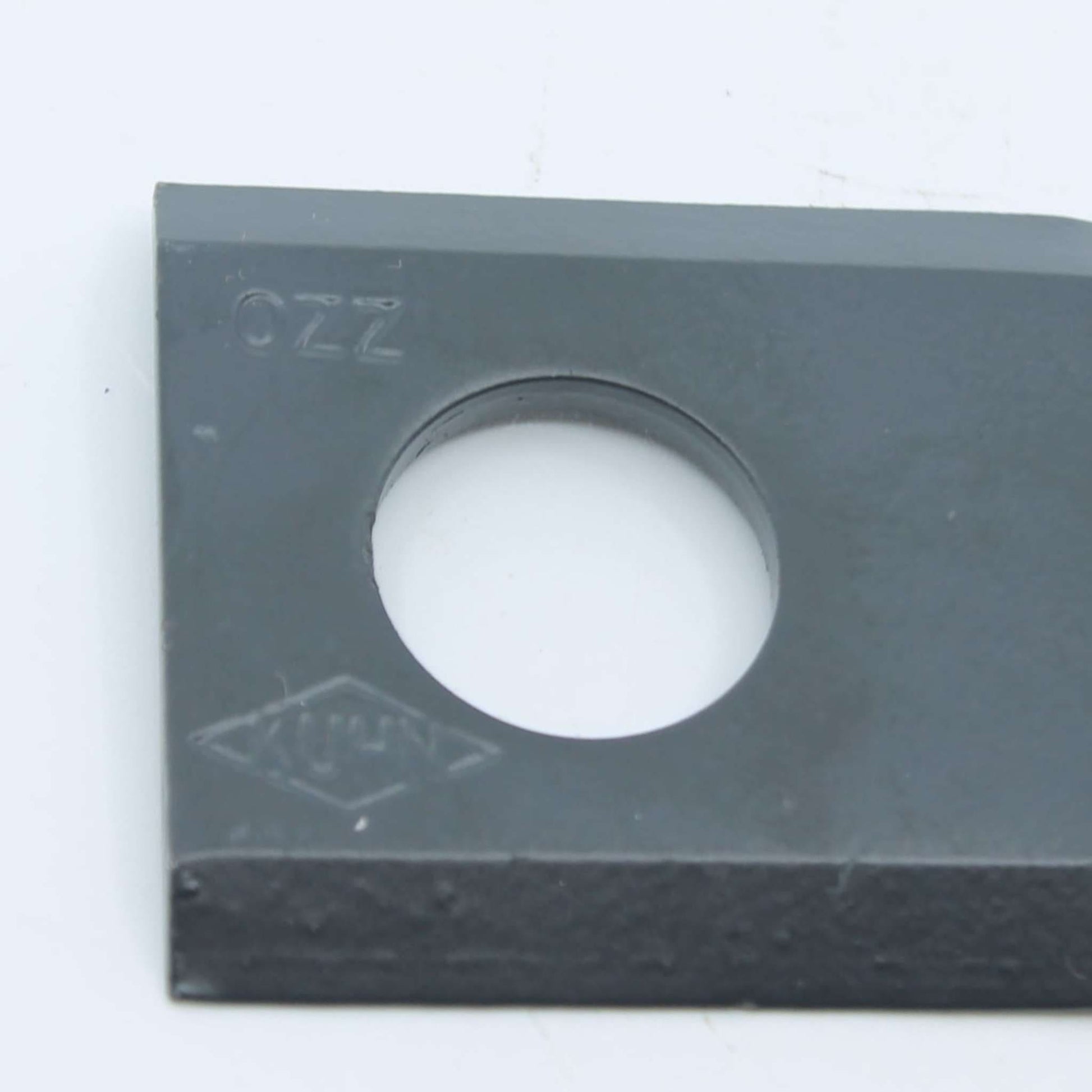 Cuchilla de corte original Kuhn izquierda con troquelado de marca. Giro antihorario, referencia K6801410 para segadoras GMD y FC.