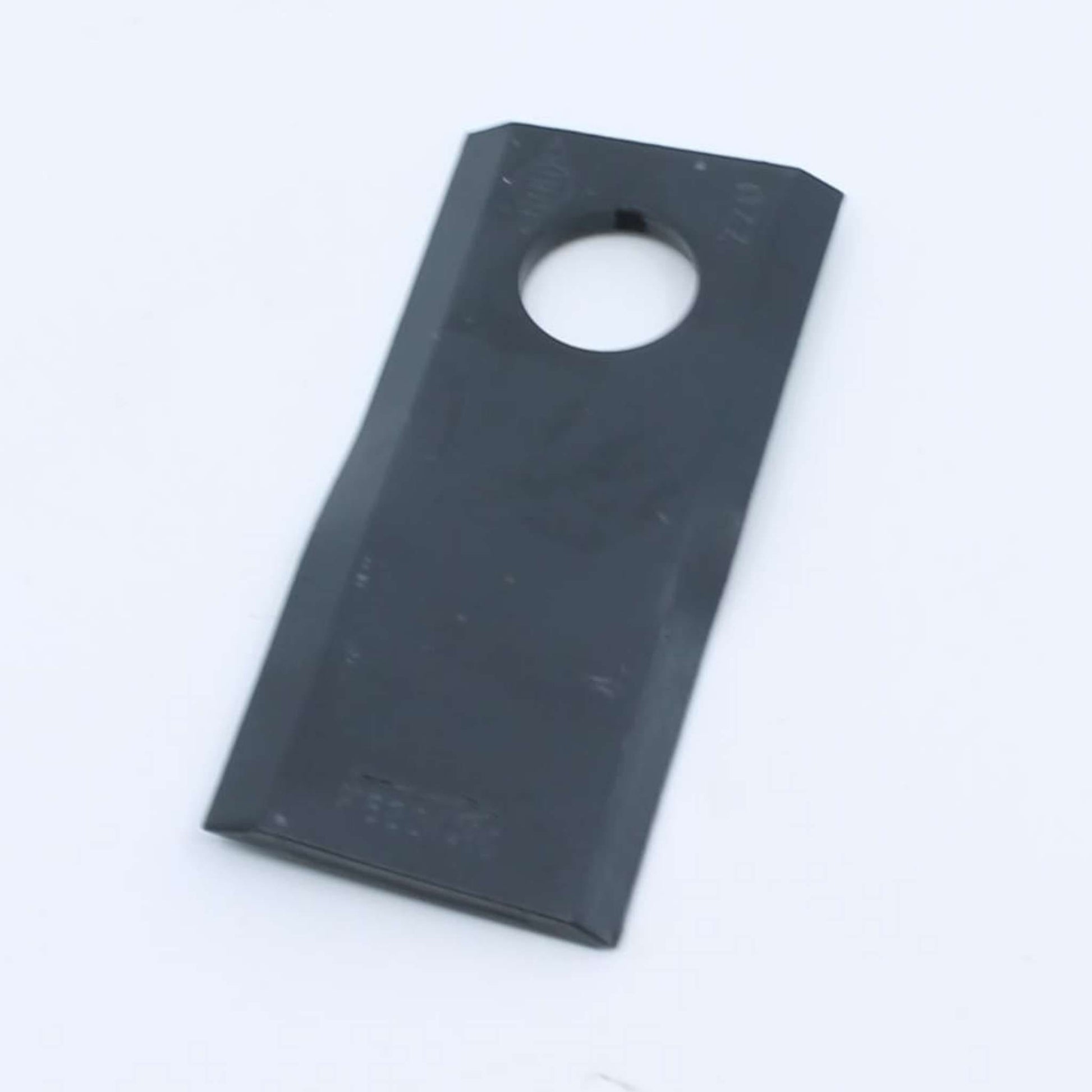 Cuchilla de corte original Kuhn izquierda con troquelado de marca. Giro antihorario, referencia K6801410 para segadoras GMD y FC.