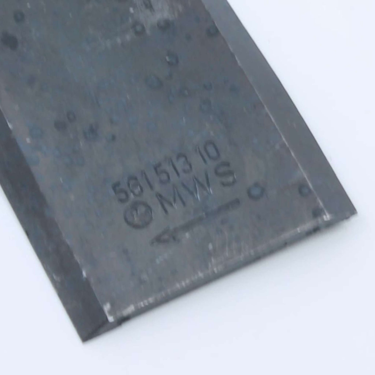 Cuchilla de corte pequeña derecha adaptable para segadora Kuhn. Giro horario, referencia 56151310 y medidas 94 x 40 mm.