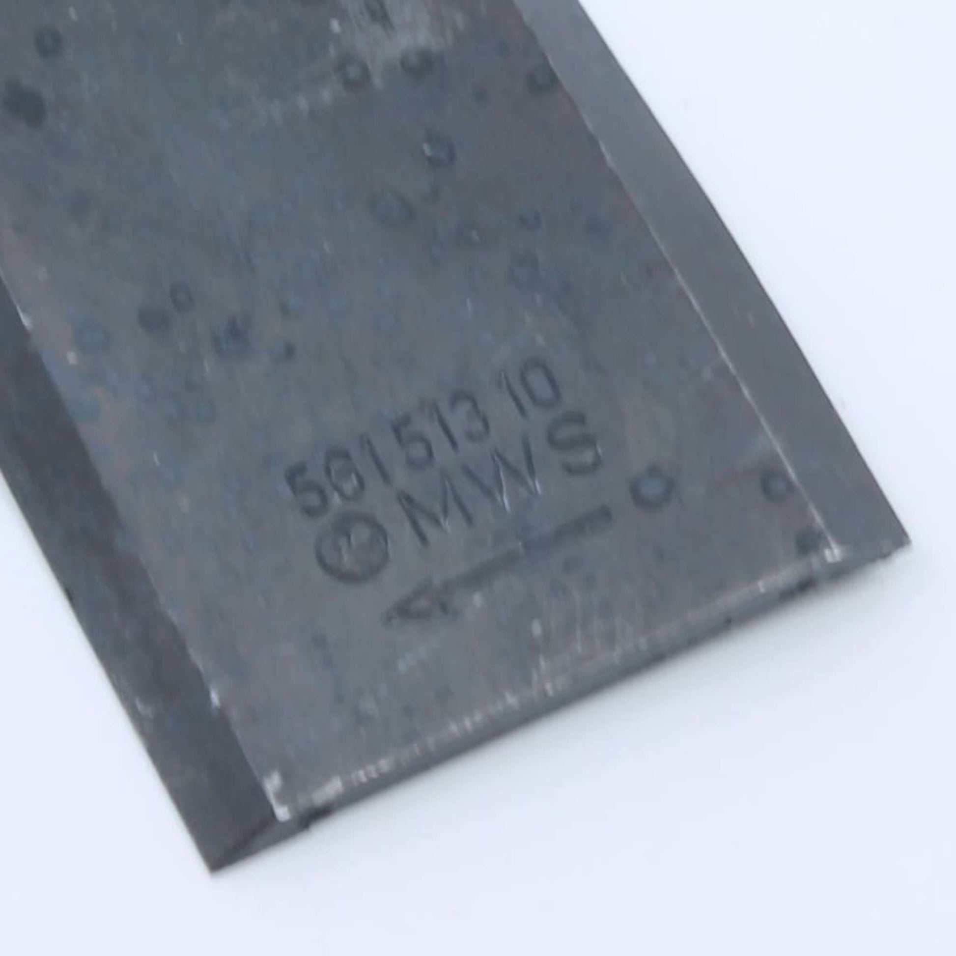 Cuchilla de corte pequeña derecha adaptable para segadora Kuhn. Giro horario, referencia 56151310 y medidas 94 x 40 mm.