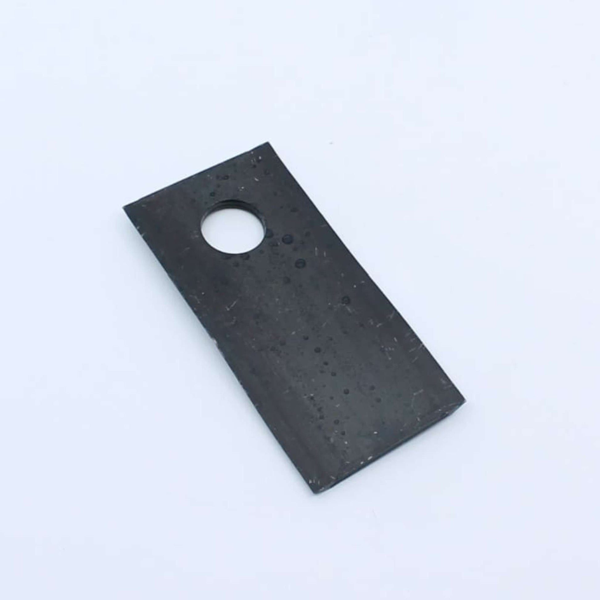 Cuchilla de corte pequeña derecha adaptable para segadora Kuhn. Giro horario, referencia 56151310 y medidas 94 x 40 mm.