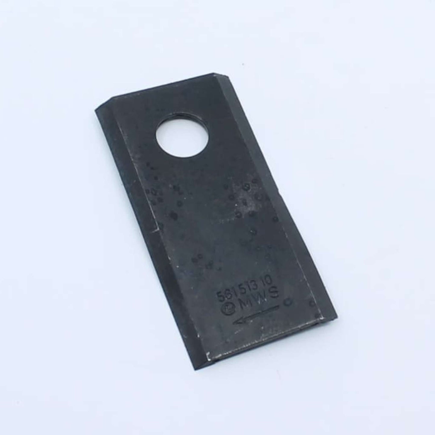 Cuchilla de corte pequeña derecha adaptable para segadora Kuhn. Giro horario, referencia 56151310 y medidas 94 x 40 mm.