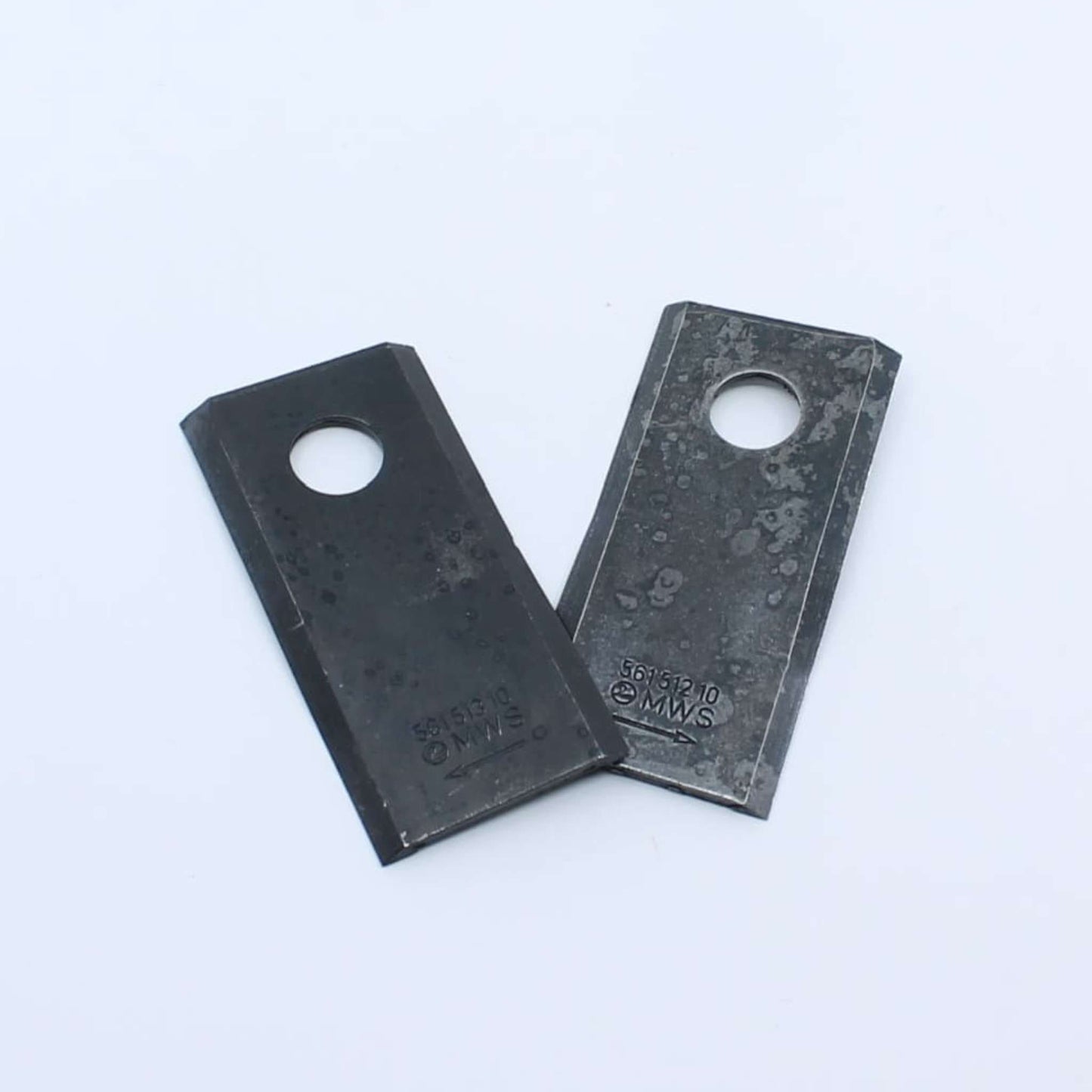 Cuchilla de corte pequeña izquierda adaptable para segadora Kuhn. Giro antihorario, referencia 56151210 y medidas 94 x 40 mm.