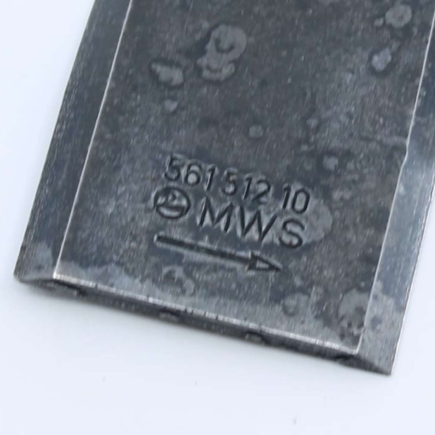 Cuchilla de corte pequeña izquierda adaptable para segadora Kuhn. Giro antihorario, referencia 56151210 y medidas 94 x 40 mm.