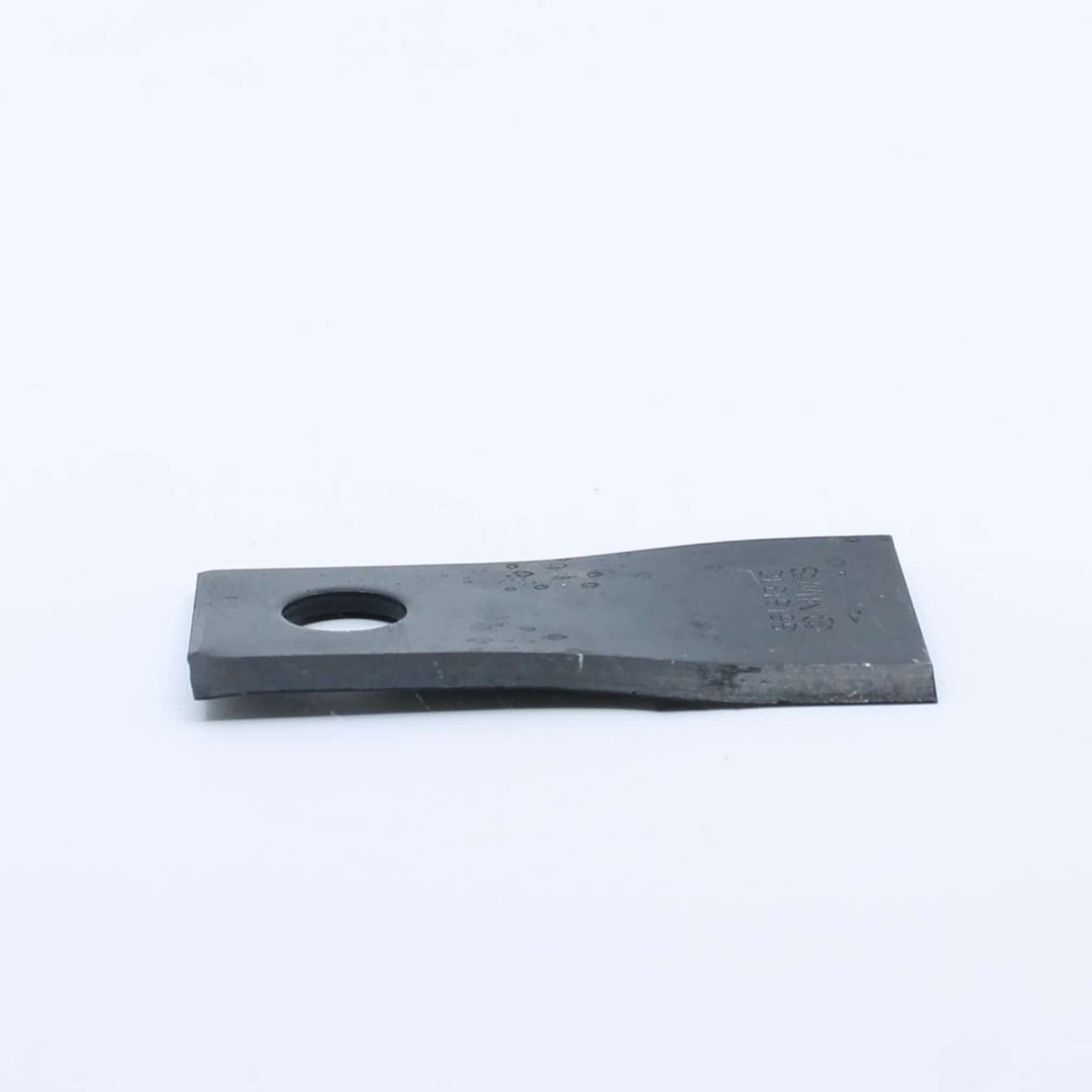 Cuchilla de corte pequeña izquierda adaptable para segadora Kuhn. Giro antihorario, referencia 56151210 y medidas 94 x 40 mm.