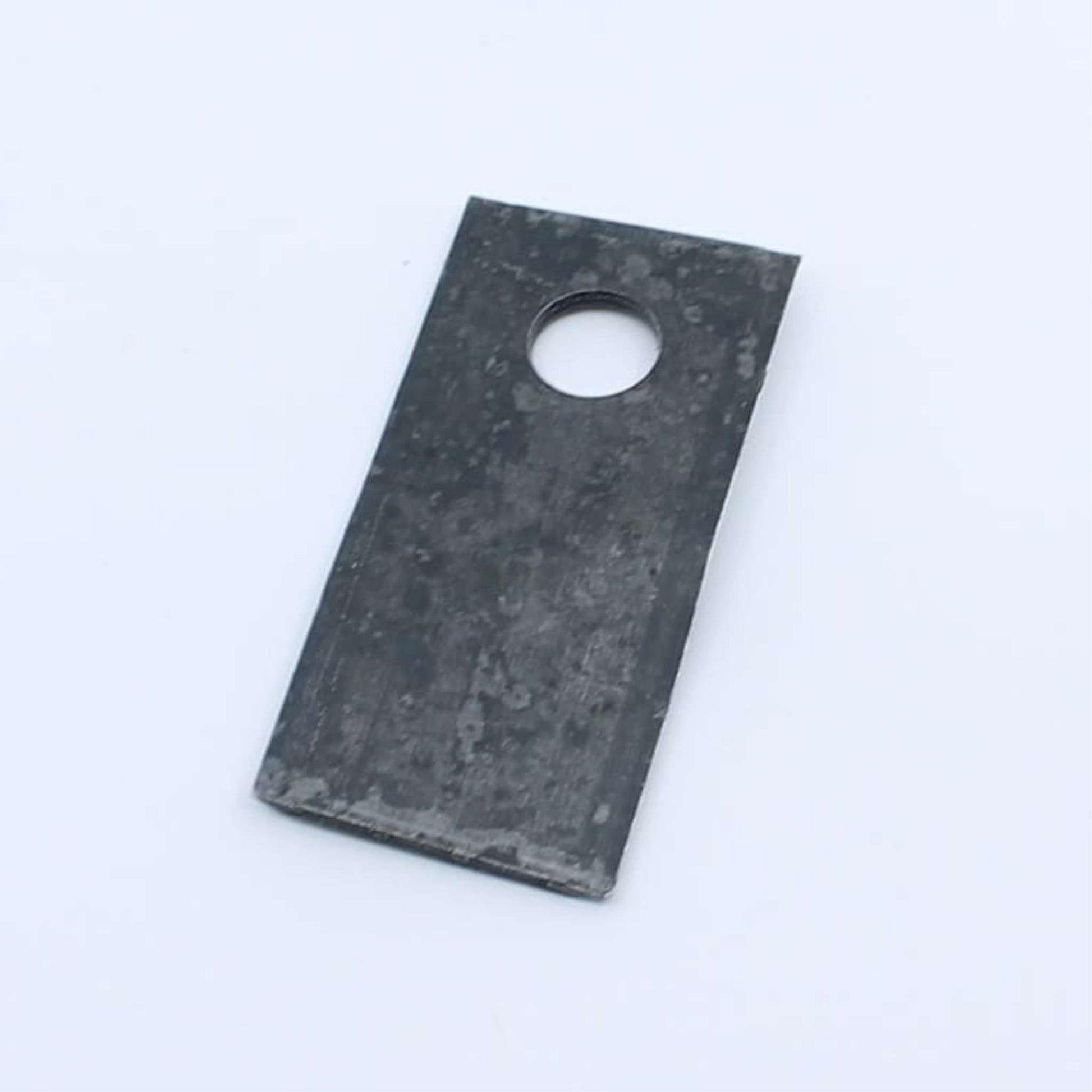Cuchilla de corte pequeña izquierda adaptable para segadora Kuhn. Giro antihorario, referencia 56151210 y medidas 94 x 40 mm.