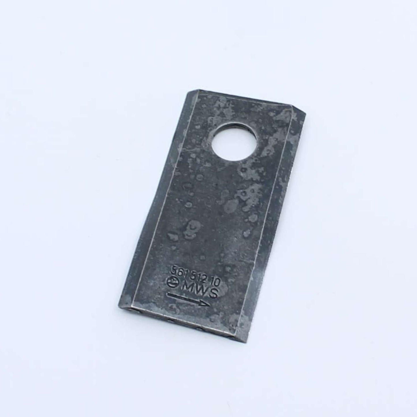 Cuchilla de corte pequeña izquierda adaptable para segadora Kuhn. Giro antihorario, referencia 56151210 y medidas 94 x 40 mm.