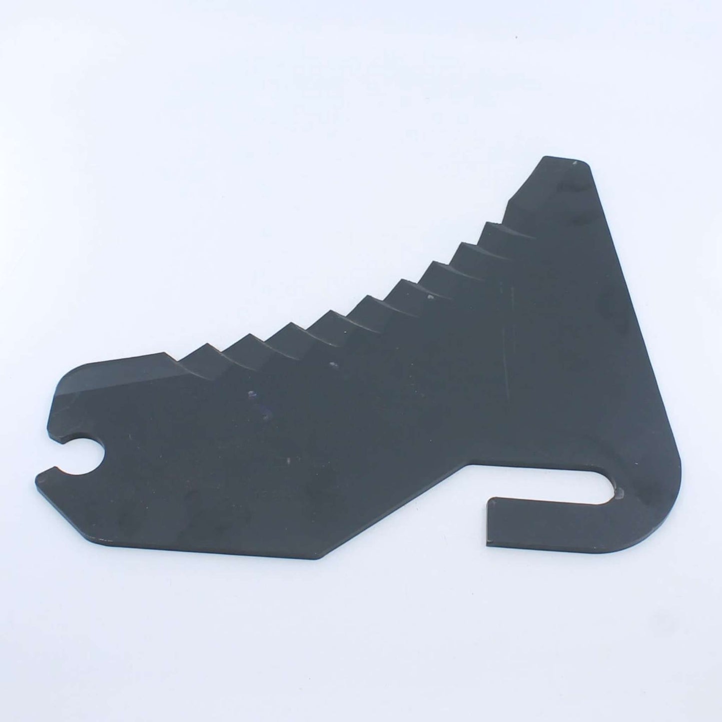 Cuchilla de corte dentada para rotoempacadora McHale. Recambio compatible con referencia CKN00014 para modelos Fusion y serie F5000.
