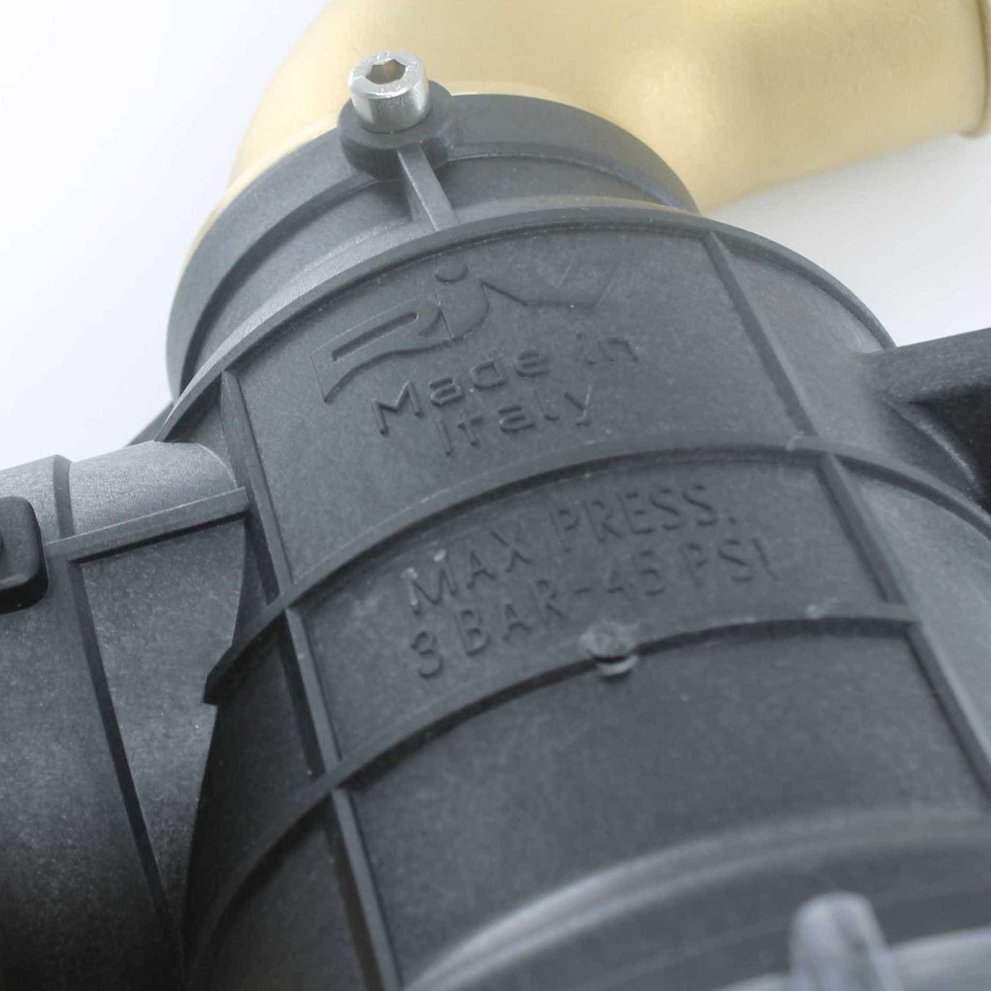 Decantador con sifón Riv de 60 mm de diámetro, utilizado como filtro de seguridad en la tubería de la cisterna de purín.