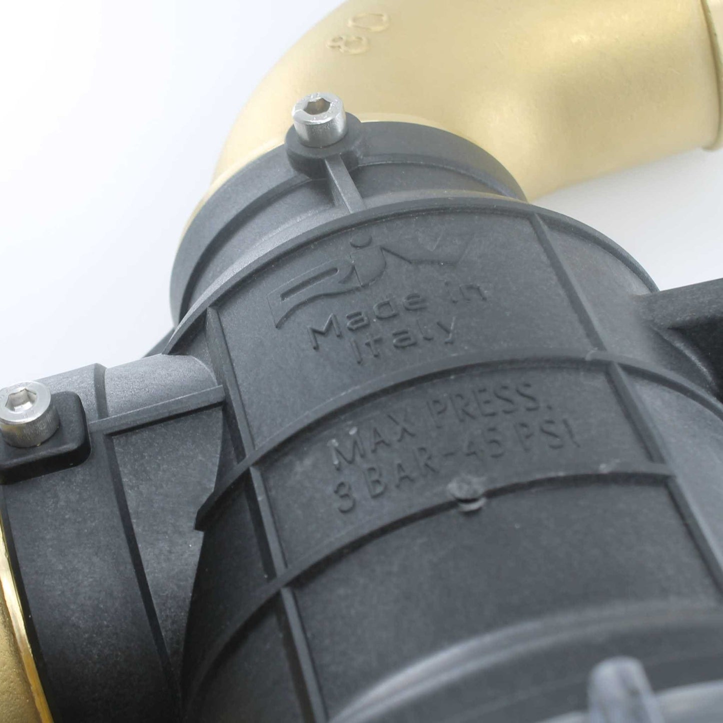 Decantador con sifón Riv de 80 mm de diámetro, utilizado como filtro de seguridad en la tubería de la cisterna de purín.