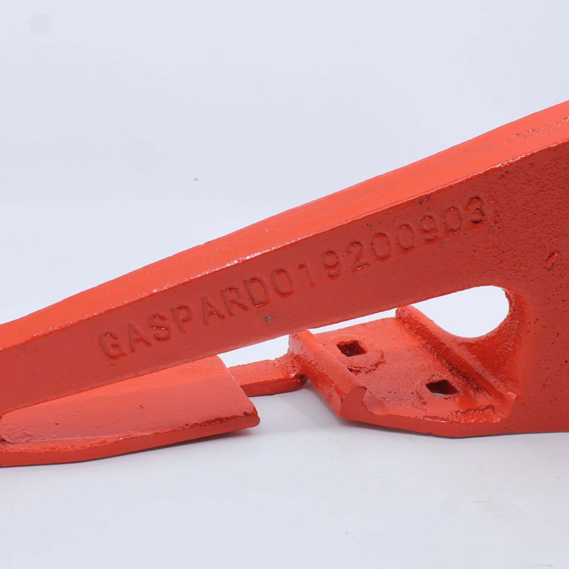 Diente de guía derecho externo original Gaspardo ref. 19200903. Zapata de fundición y placa de fricción lateral para el extremo de la barra de corte en posición 32.
