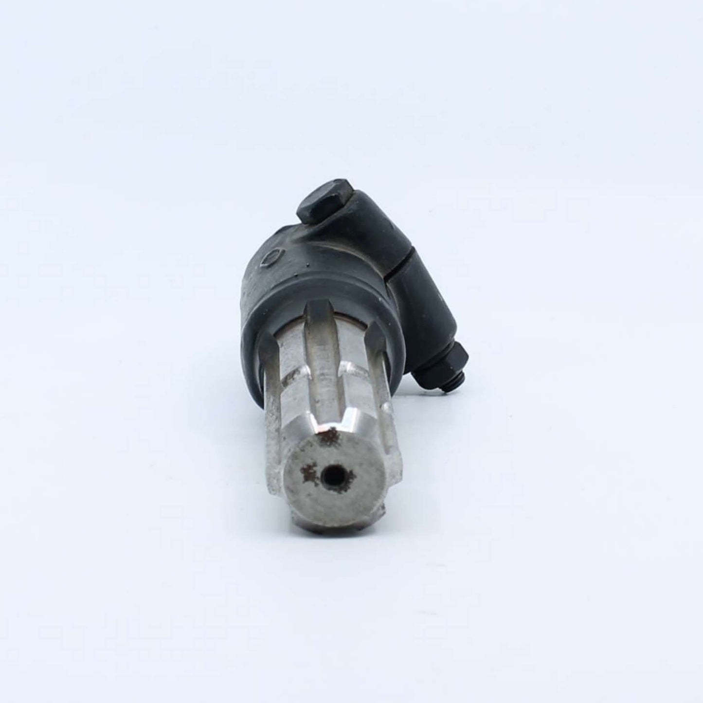 Eje estriado macho de 1 3/8 pulgadas Z6 con acoplamiento hembra circular de 30 mm y tornillo transversal para fijación de transmisiones.