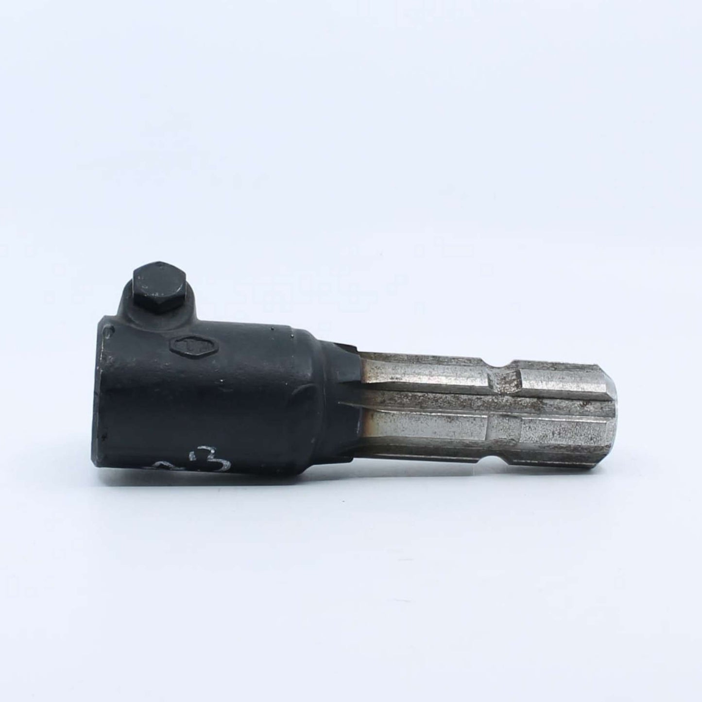 Eje estriado macho de 1 3/8 pulgadas Z6 con acoplamiento hembra circular de 30 mm y tornillo transversal para fijación de transmisiones.