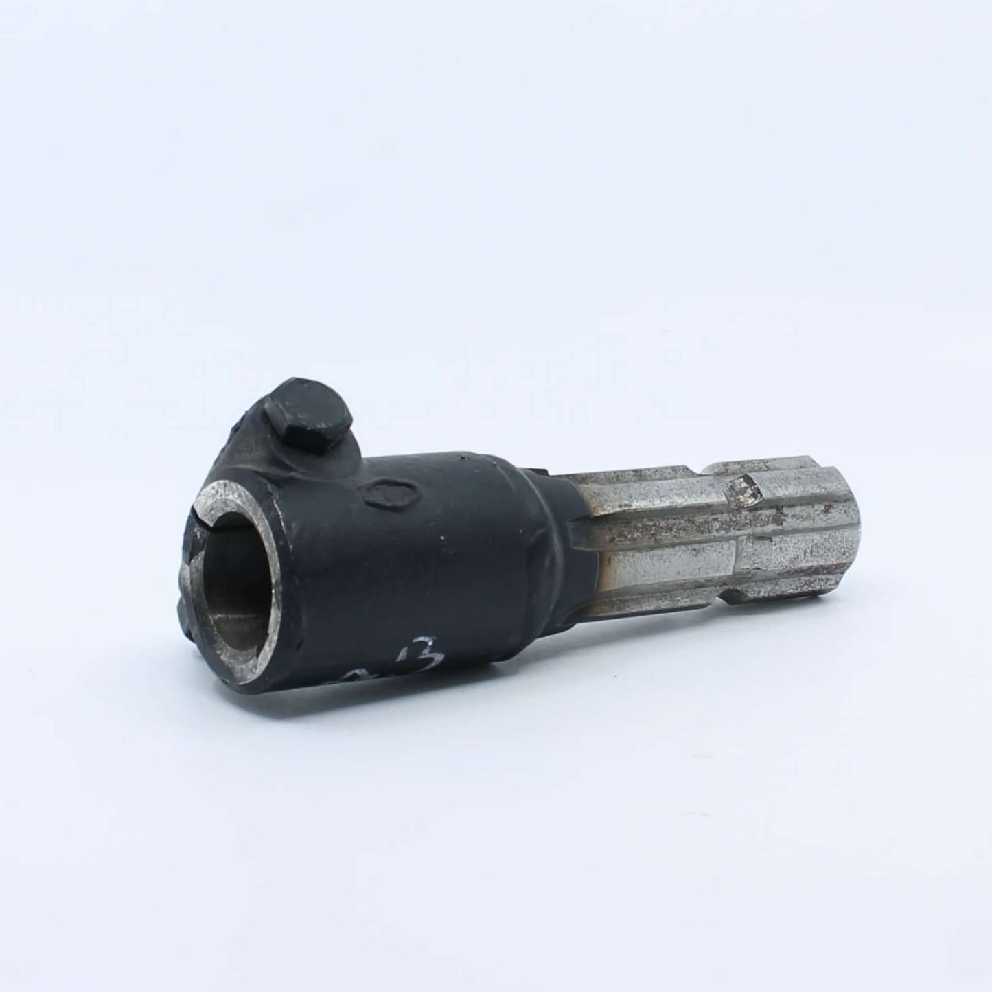 Eje estriado macho de 1 3/8 pulgadas Z6 con acoplamiento hembra circular de 30 mm y tornillo transversal para fijación de transmisiones.