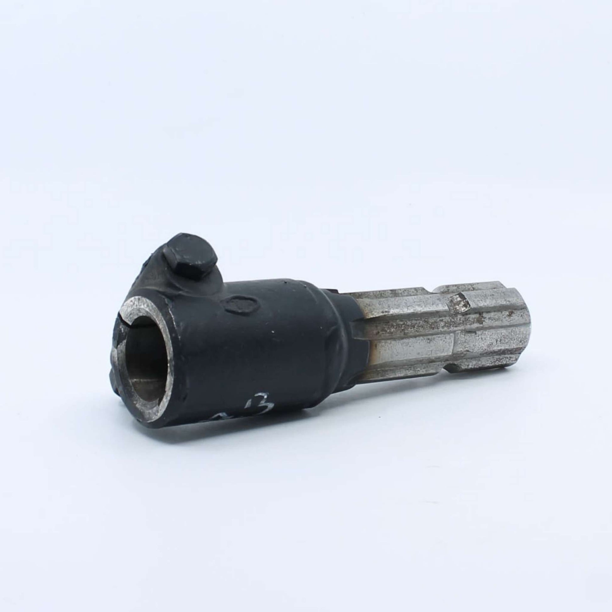 Eje estriado macho de 1 3/8 pulgadas Z6 con acoplamiento hembra circular de 30 mm y tornillo transversal para fijación de transmisiones.