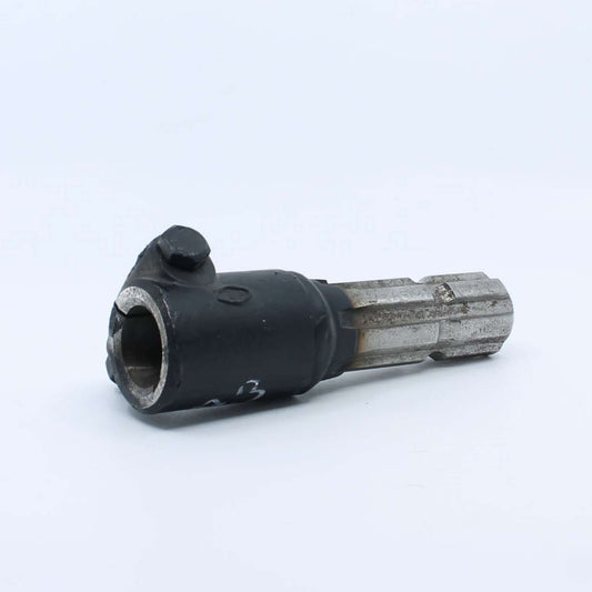 Eje estriado macho de 1 3/8 pulgadas Z6 con acoplamiento hembra circular de 30 mm y tornillo transversal para fijación de transmisiones.
