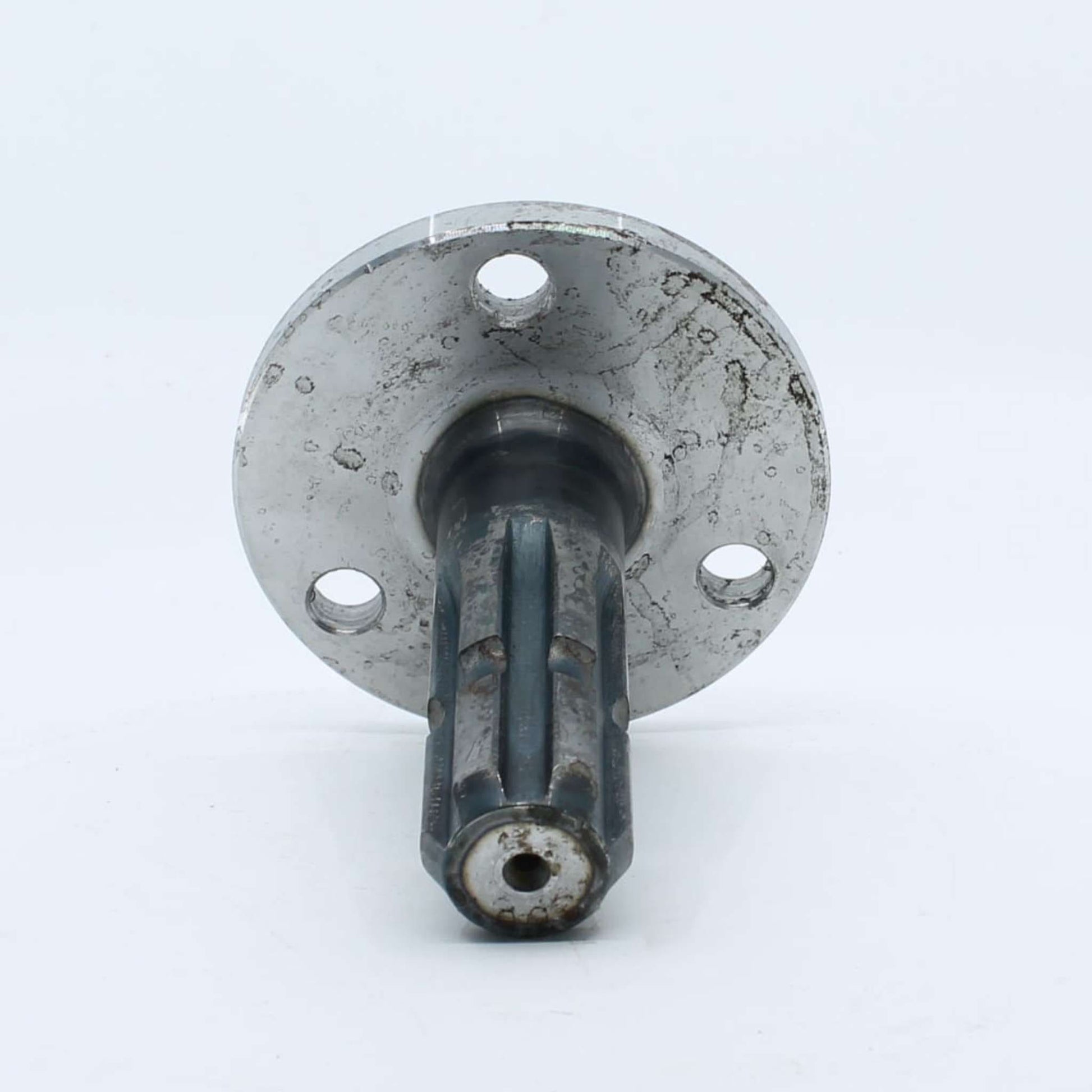 Eje estriado de 1 3/8 pulgadas con plato de fijación de 3 orificios para toma de fuerza de tractores Fiat y New Holland. Referencias originales 5186802 y 5149243.